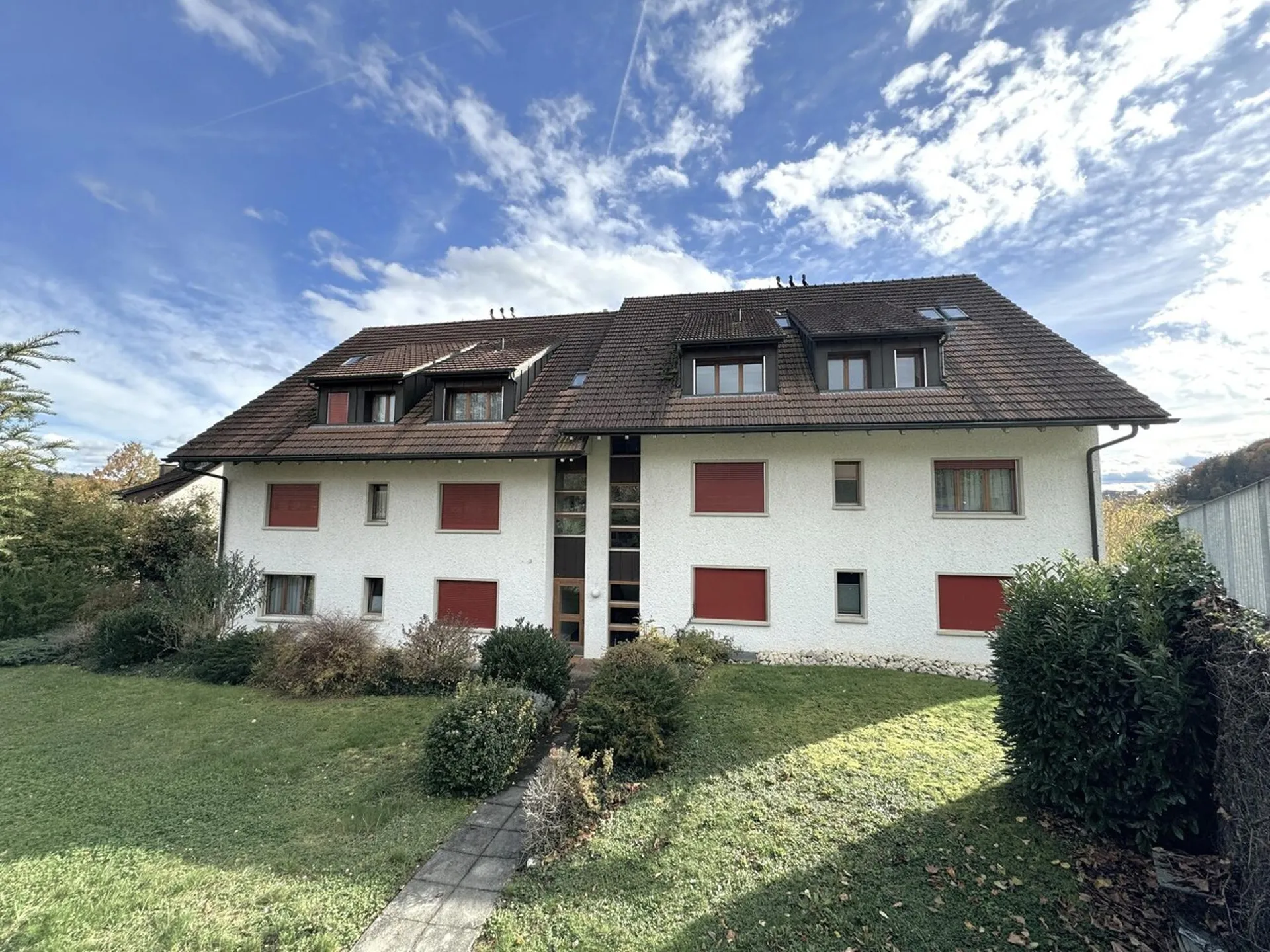 Renovierte Dachmaisonettewhg. inkl. 2 TG-Parkplätzen, Hobbyraum & Weinkeller