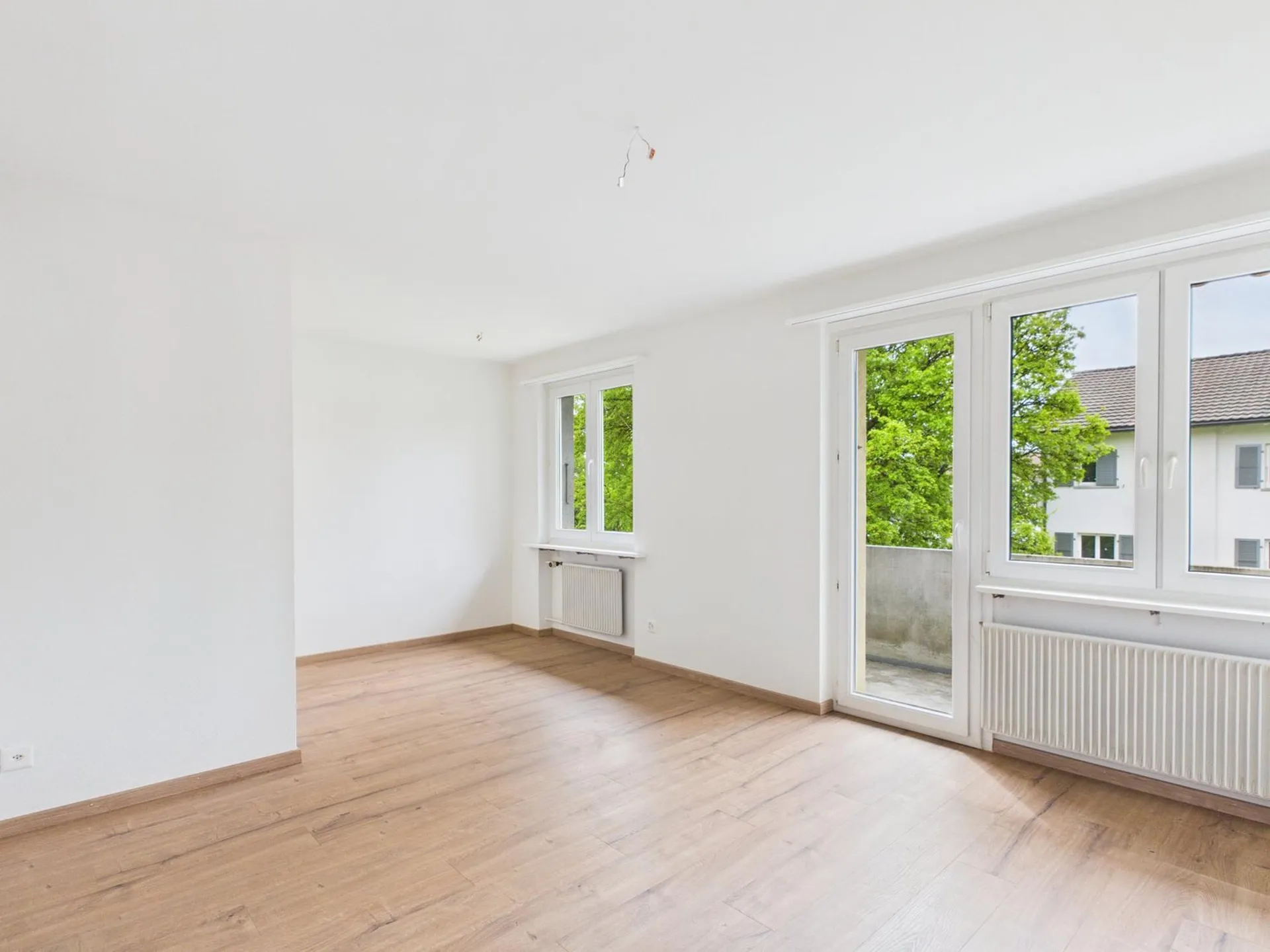Erstbezug nach Sanierung: Helle 2.5-Zimmer-Wohnung mit Balkon