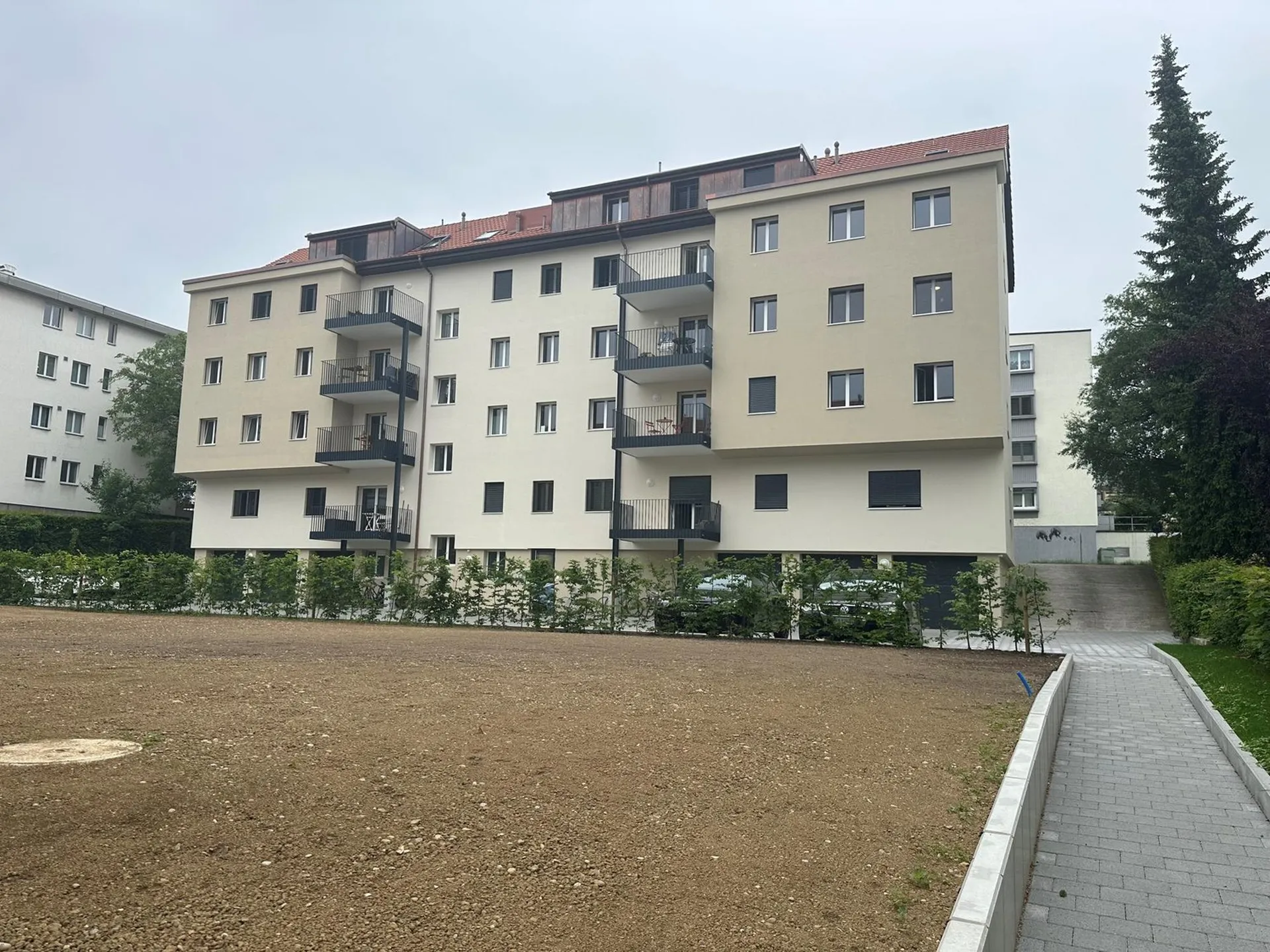 moderne 2.5-Zimmerwohnung mit Sitzplatz