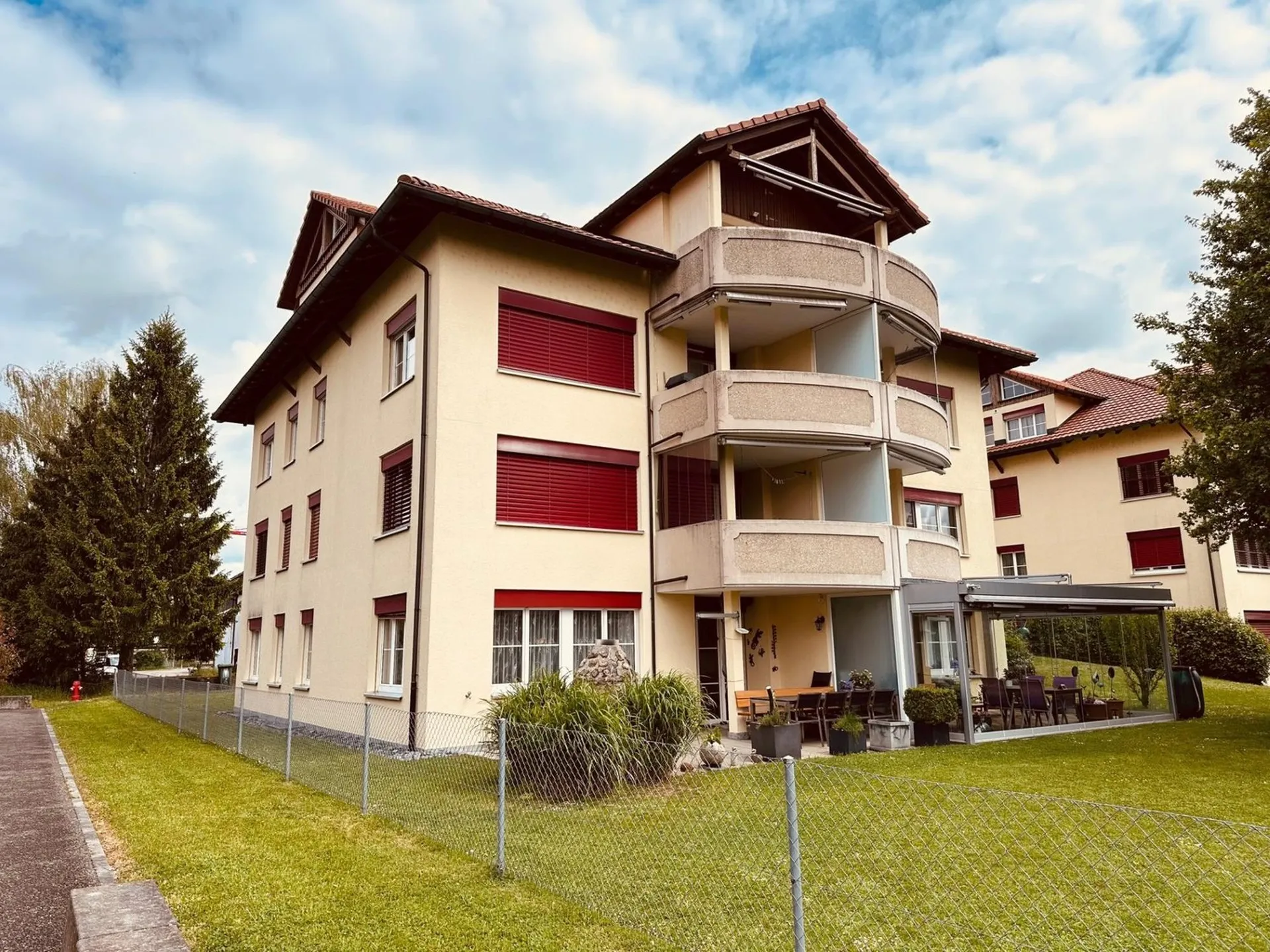 Glücklich wohnen in 4.5-Zimmer Gartenwohnung mit grossem Sitzplatz