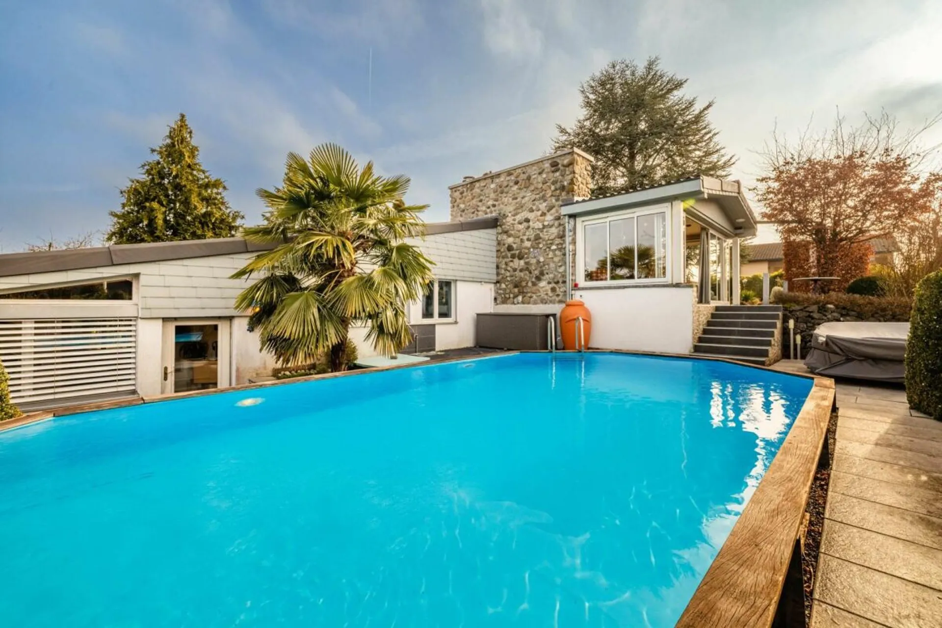 Exklusives 6.5-Zimmer-Haus mit Traumgarten, Pool und direkter Seenähe - Ihr Paradies am Wasser! (Objekt im Baurecht)
