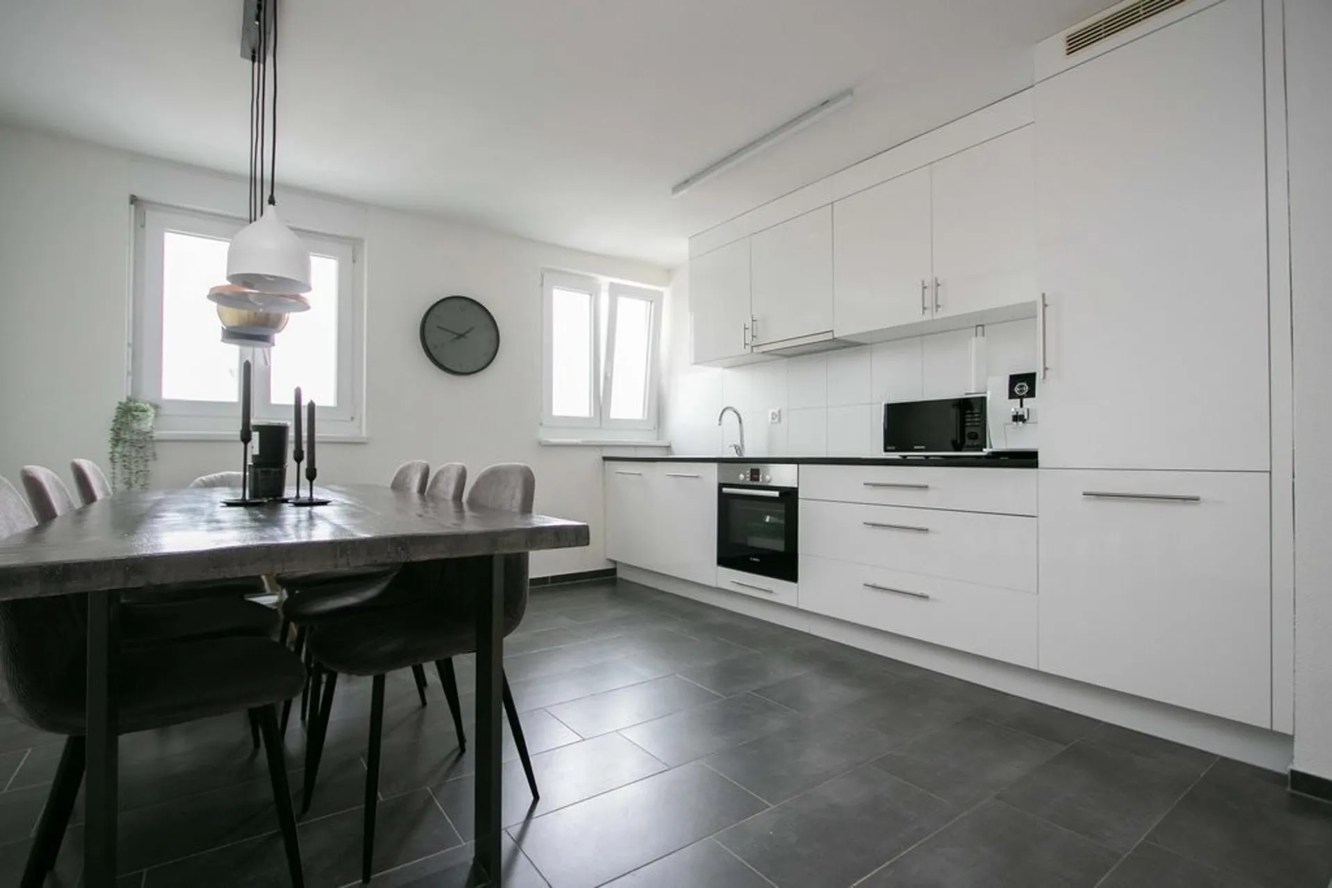 Moderne Wohnung mit Balkon ins Grüne