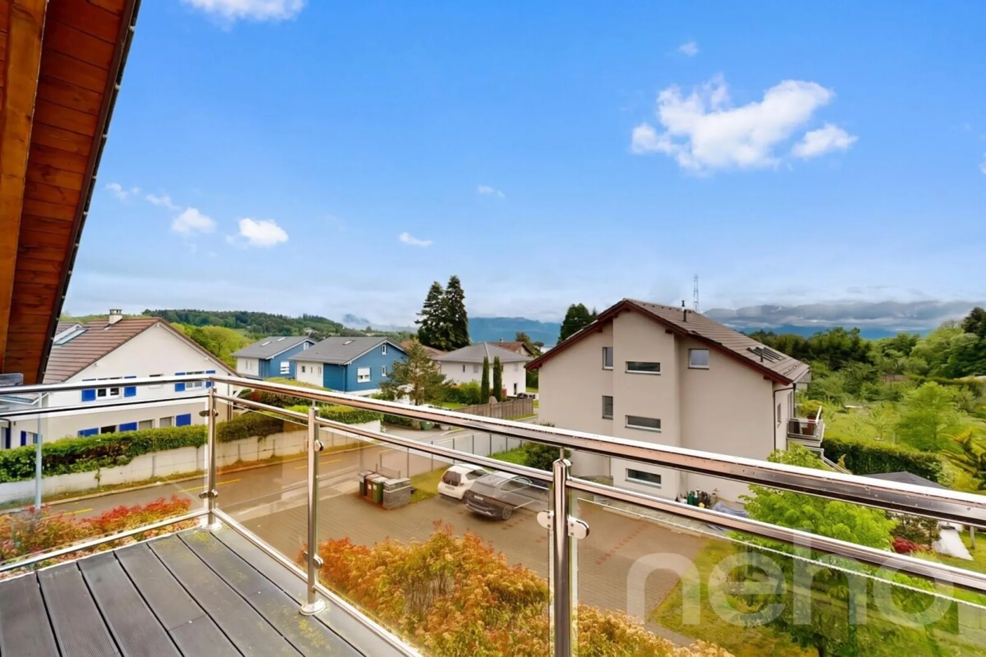 Attique contemporain traversant avec grand balcon et vue dégagée