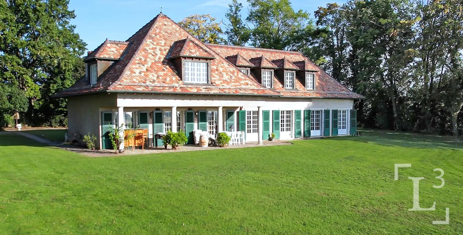 Propriété de caractère avec vaste jardin et vue sur le lac