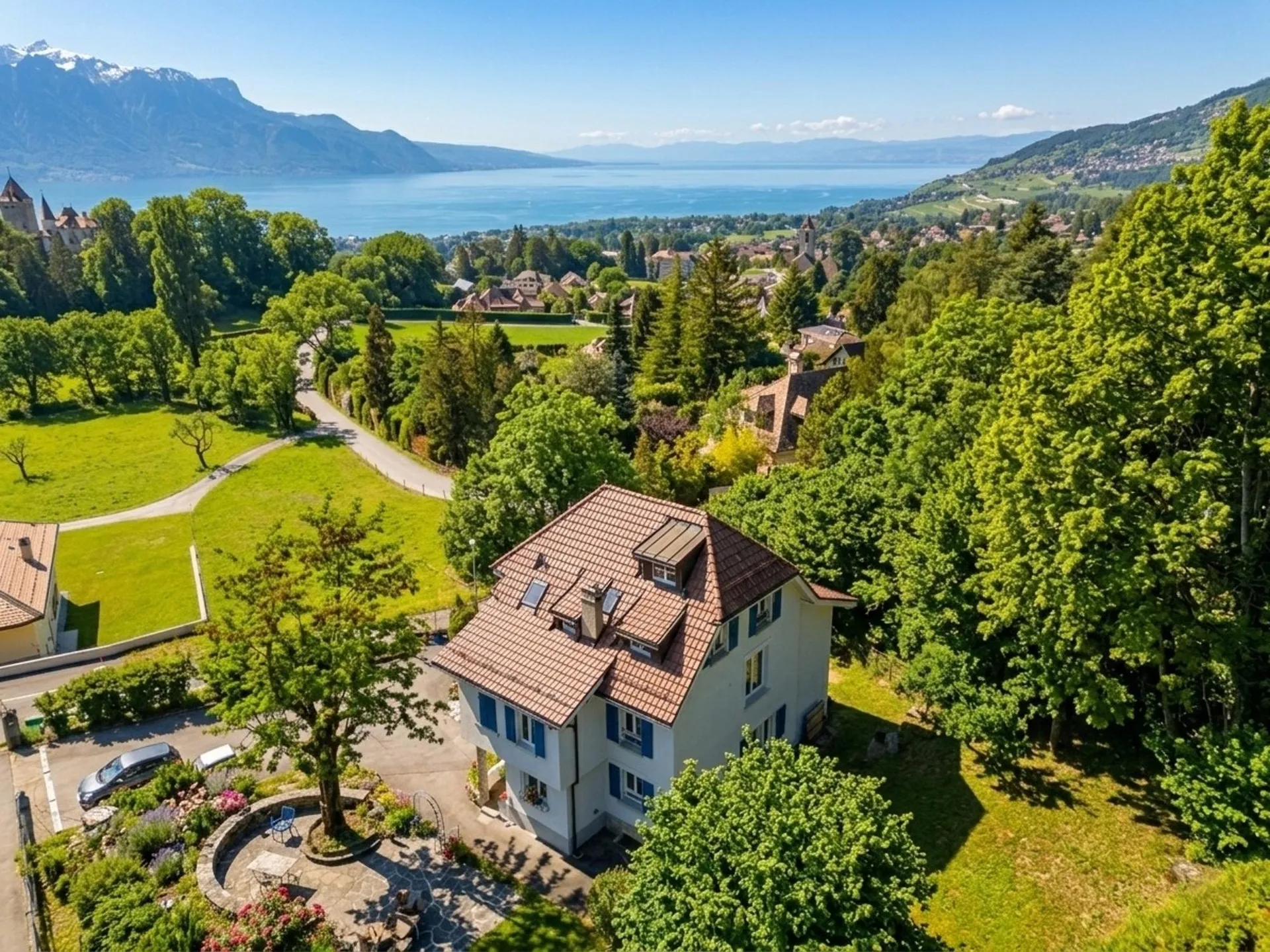 EXCLUSIF ! Villa de 12.5P rénovée avec vue sur le lac