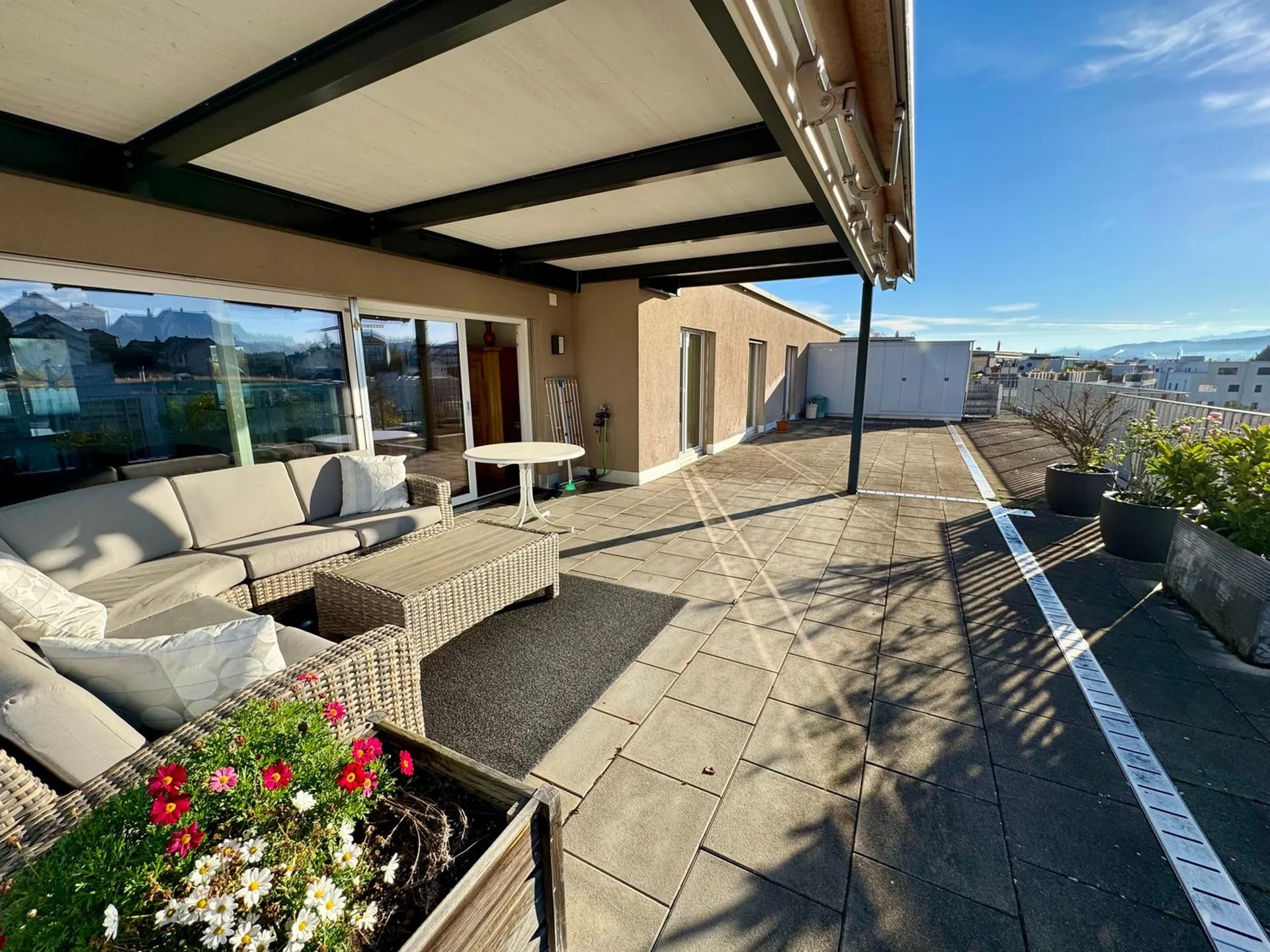 Moderne Attikawohnung mit grosser Terrasse