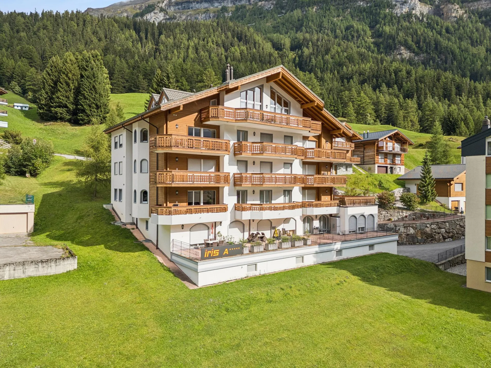Alpiner Wohntraum: Stilvolle 4.5-Zimmer-Wohnung mit spektakulärer Bergsicht