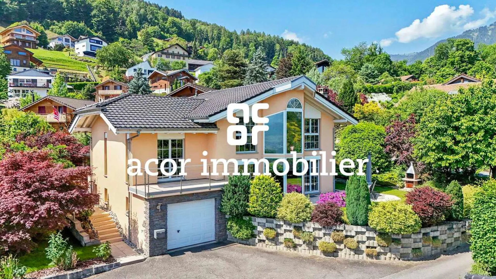 Villa aux volumes spectaculaires face aux Alpes
