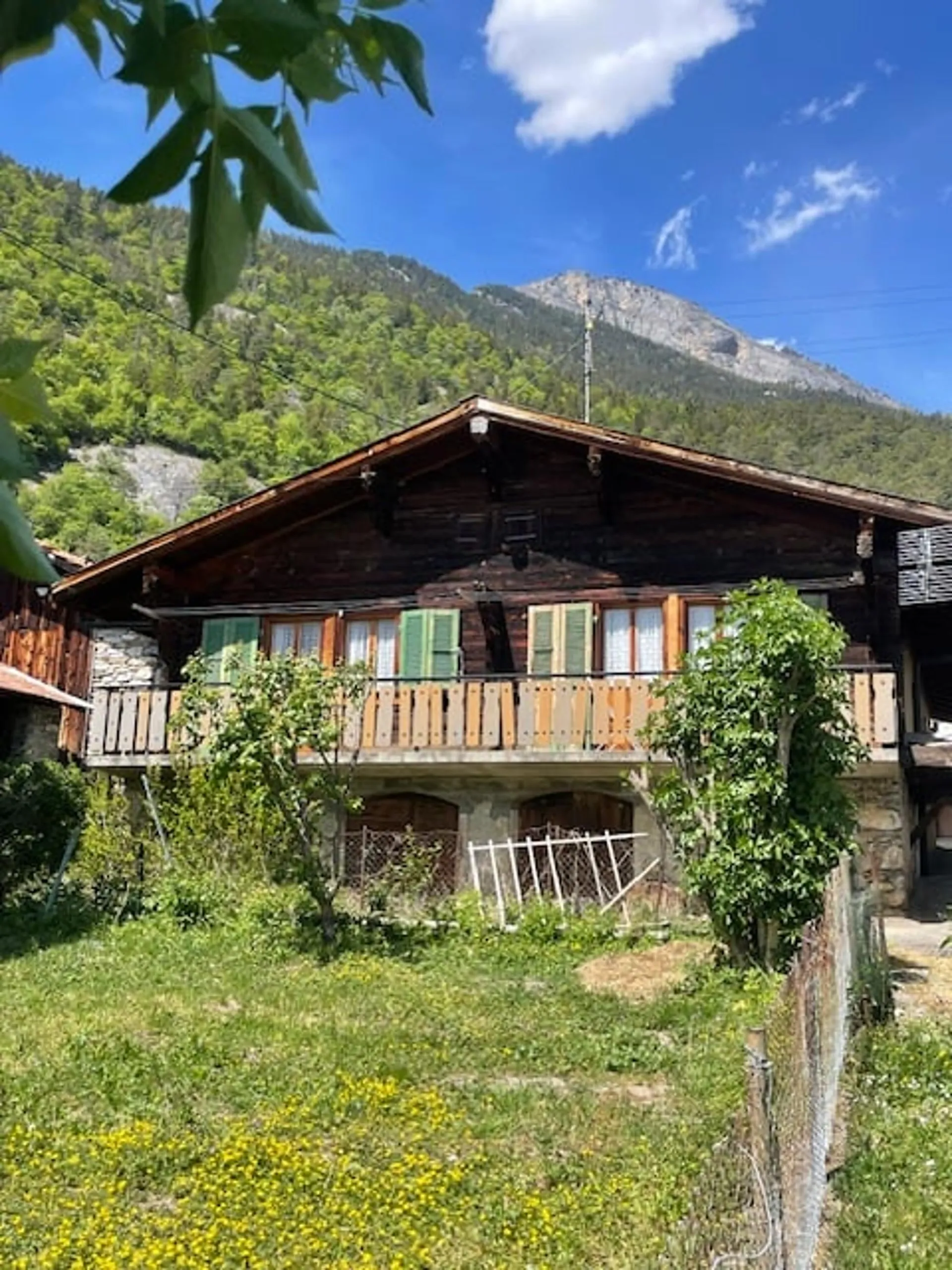 Maison de village à rénover avec deux granges, *SMJ Habitat*