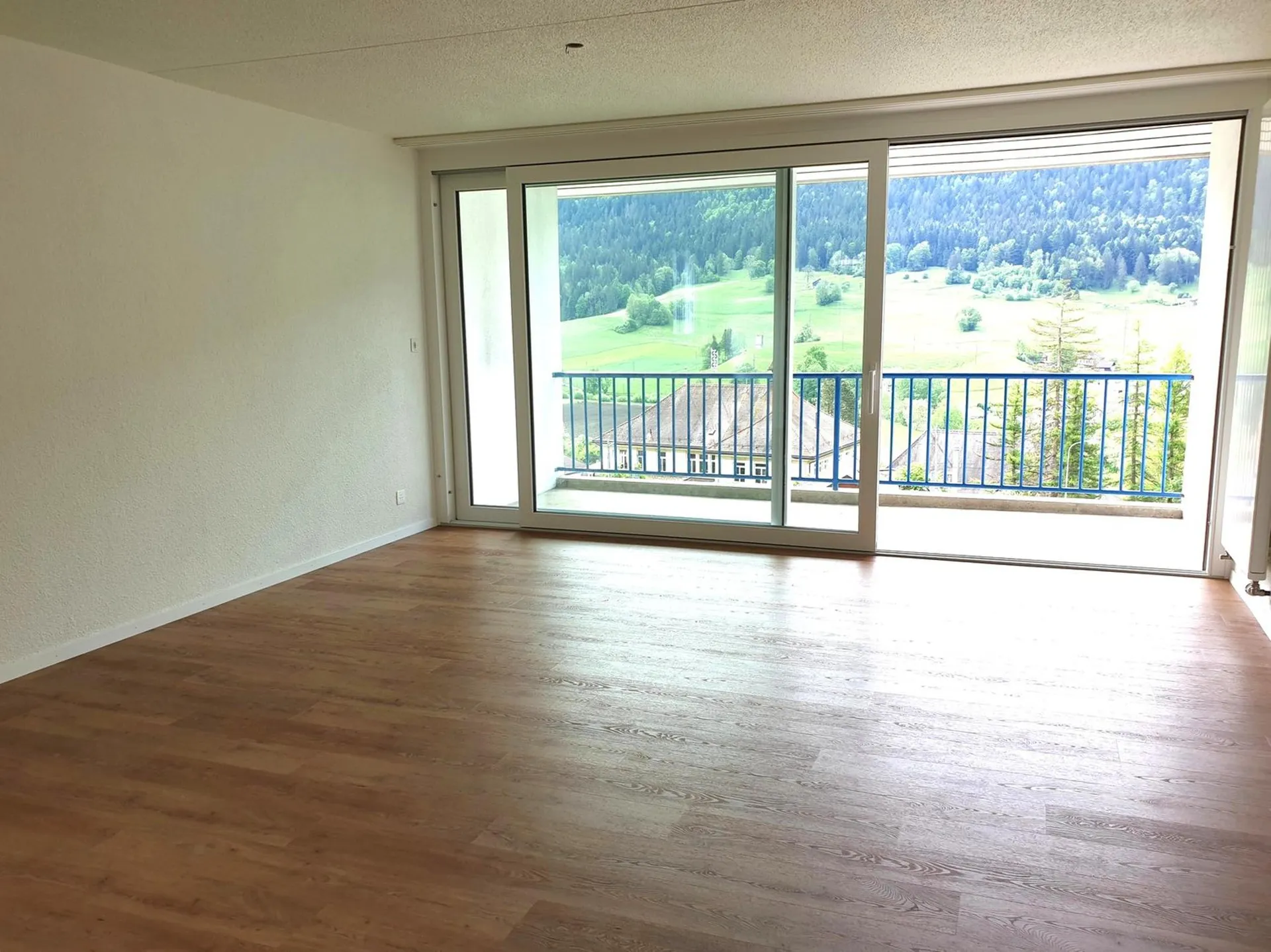 Vaste appartement rénové de 5,5 pièces avec 2 balcons en plein coeur de Travers