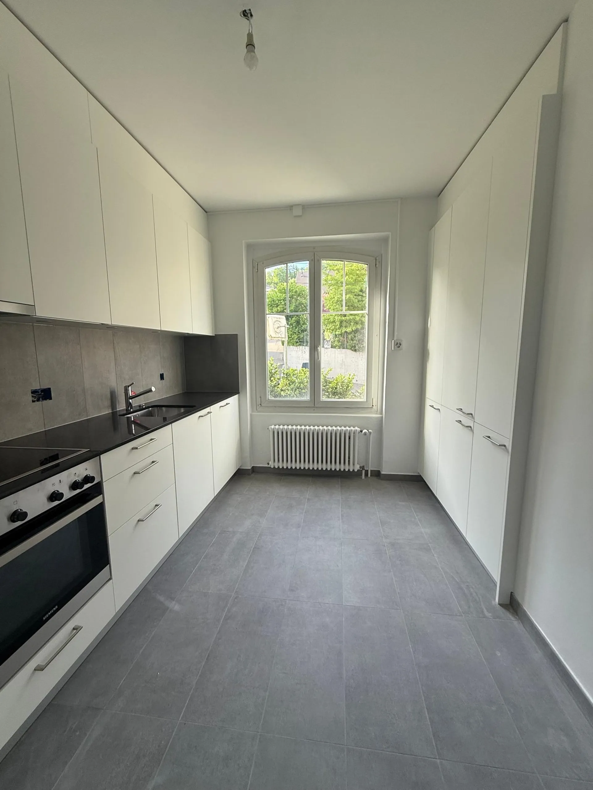 Appartement de 3 pièces entièrement rénové avec balcon à Corcelles