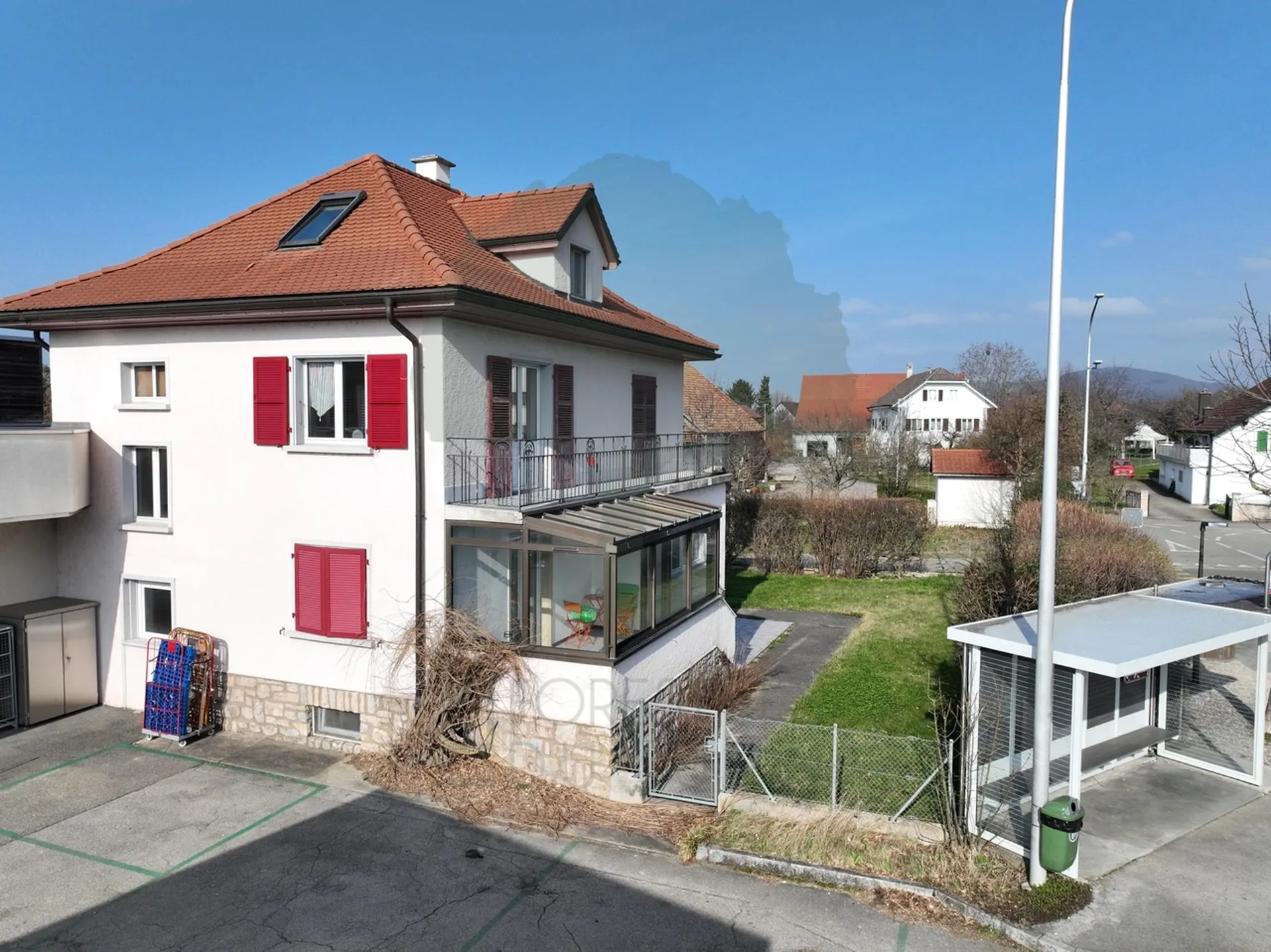 Maison locative composée de trois appartements à Cornol