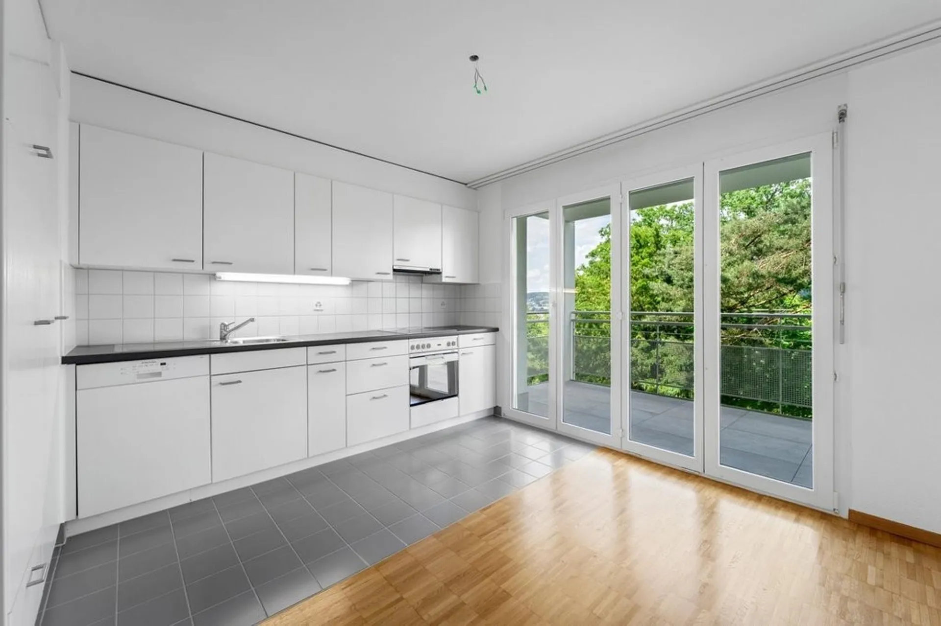 4.5 Zimmer-Wohnung mit Geschirrspüler, 2 Balkone, und vieles Mehr!