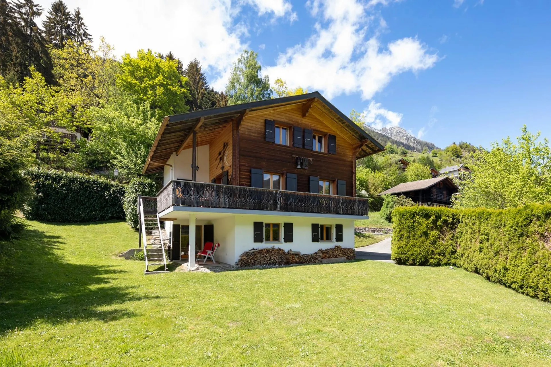 Chalet chaleureux de 5 pièces avec garage intégré et grand jardin