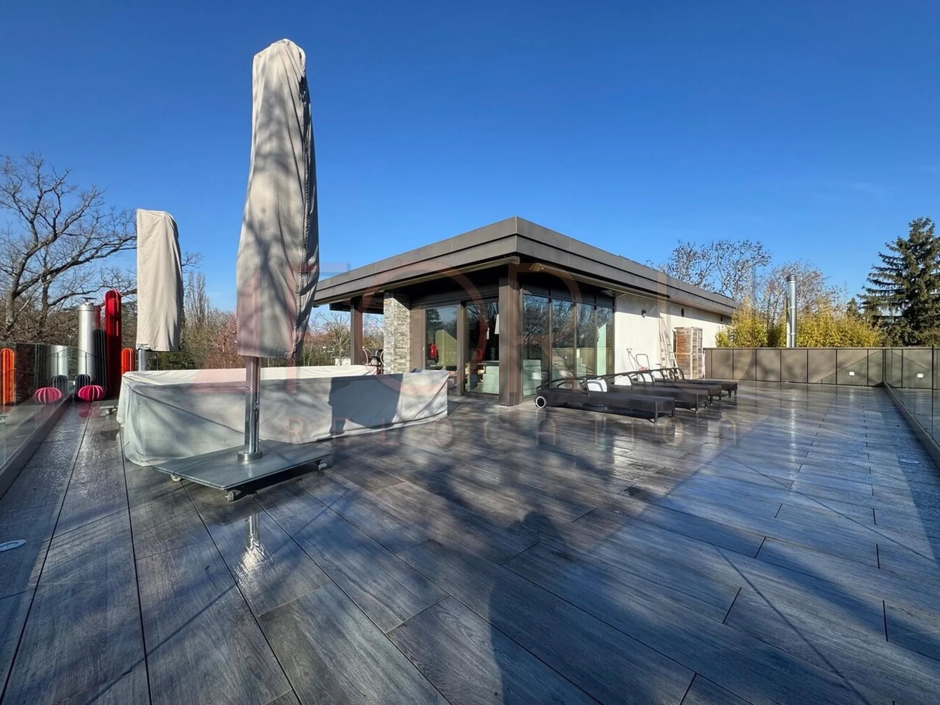 Splendide attique en duplex de 9 pièces avec grande terrasse à Conches