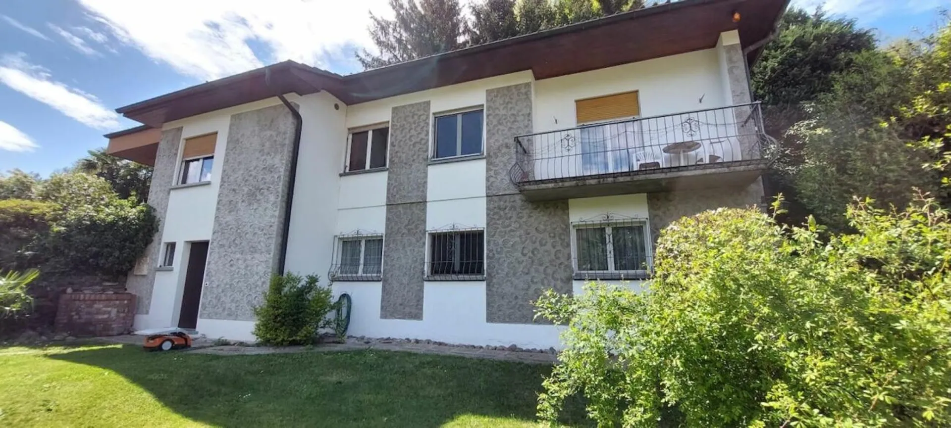 Interessantes EFH mit Lift und Grottino zu verkaufen Vendesi interessante casa indipendente con ascensore e grottino.