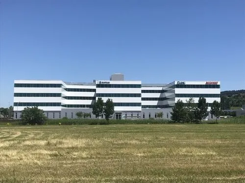 Surface de bureau brute de 157m2 dans le Y-Parc
