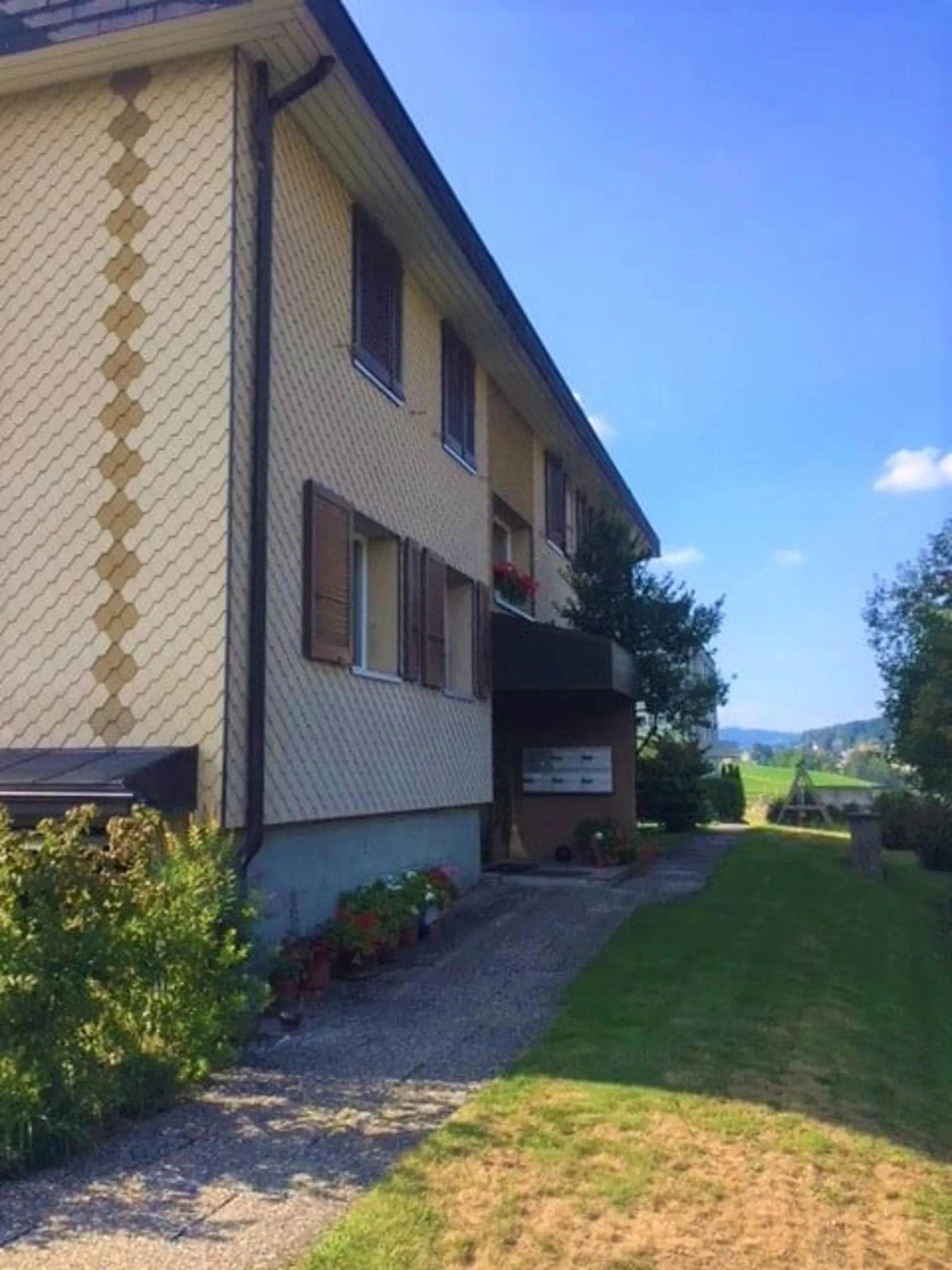 Heimelige 4-Zimmer-Wohnung mit Balkon in ruhiger Lage in Richigen