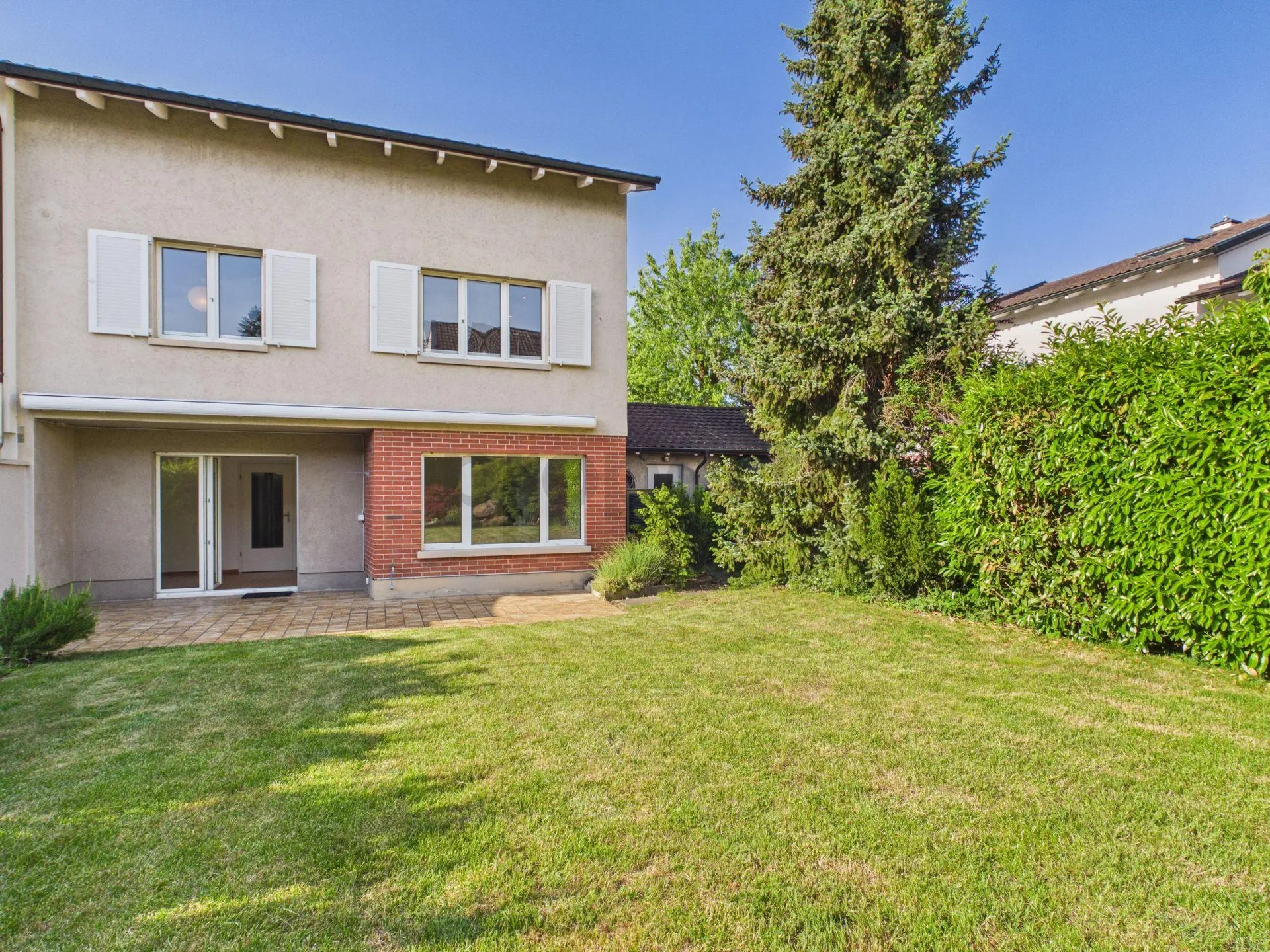 Modernes 6.5-Zimmer-Reihenhaus mit grossem Keller, Reinach