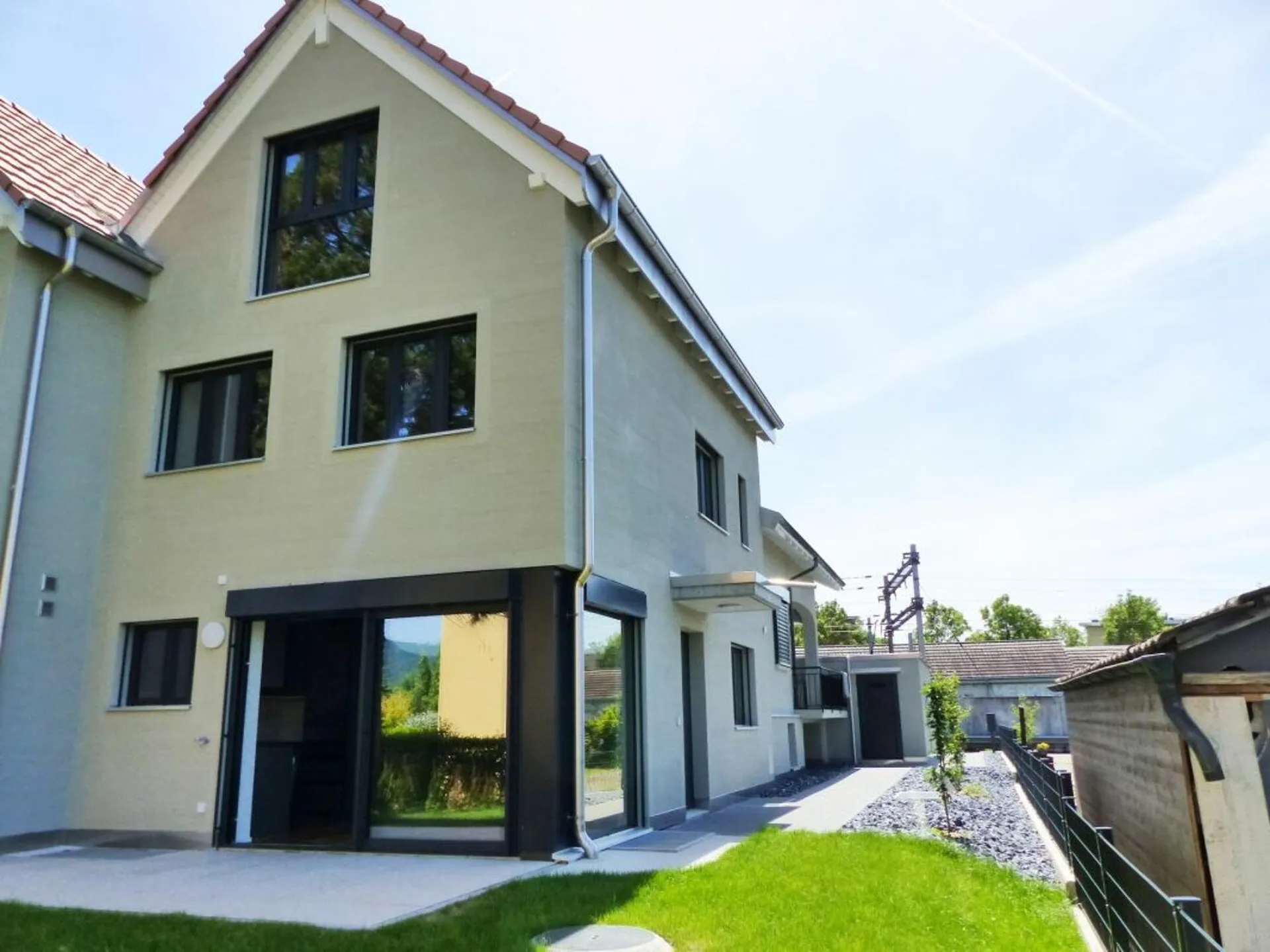 ATTRAKTIVES 5.5 ZIMMER-EFH ZUM MIETEN / NEUBAU