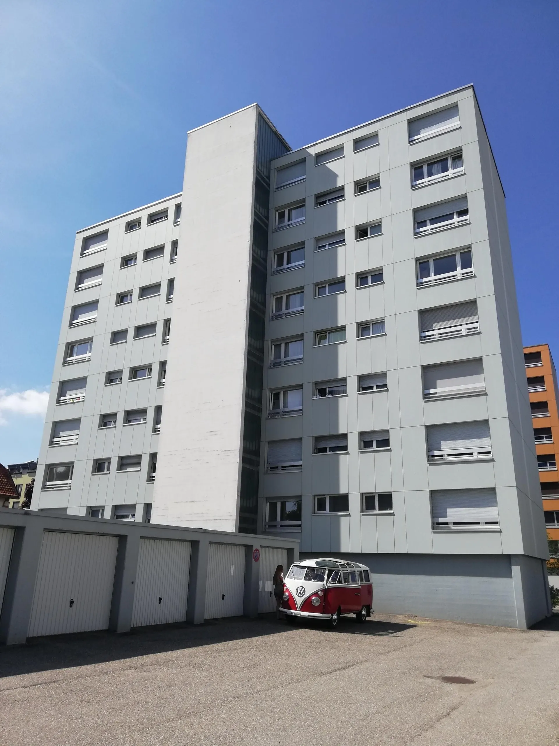 Joli logement de deux pièces dans un immeuble paisible