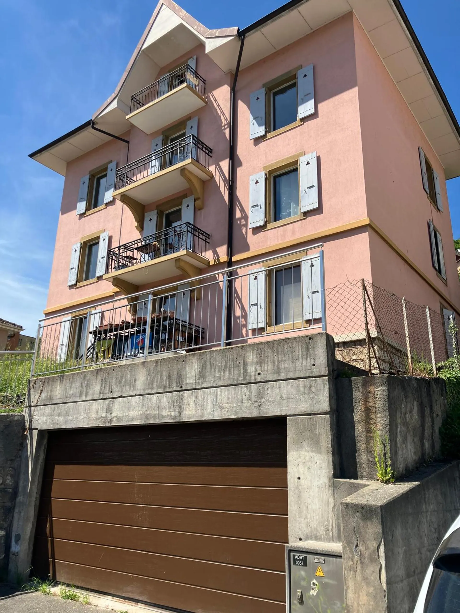 Appartement 3 pièces avec balcon à Neuchâtel – Disponible immédiatement
