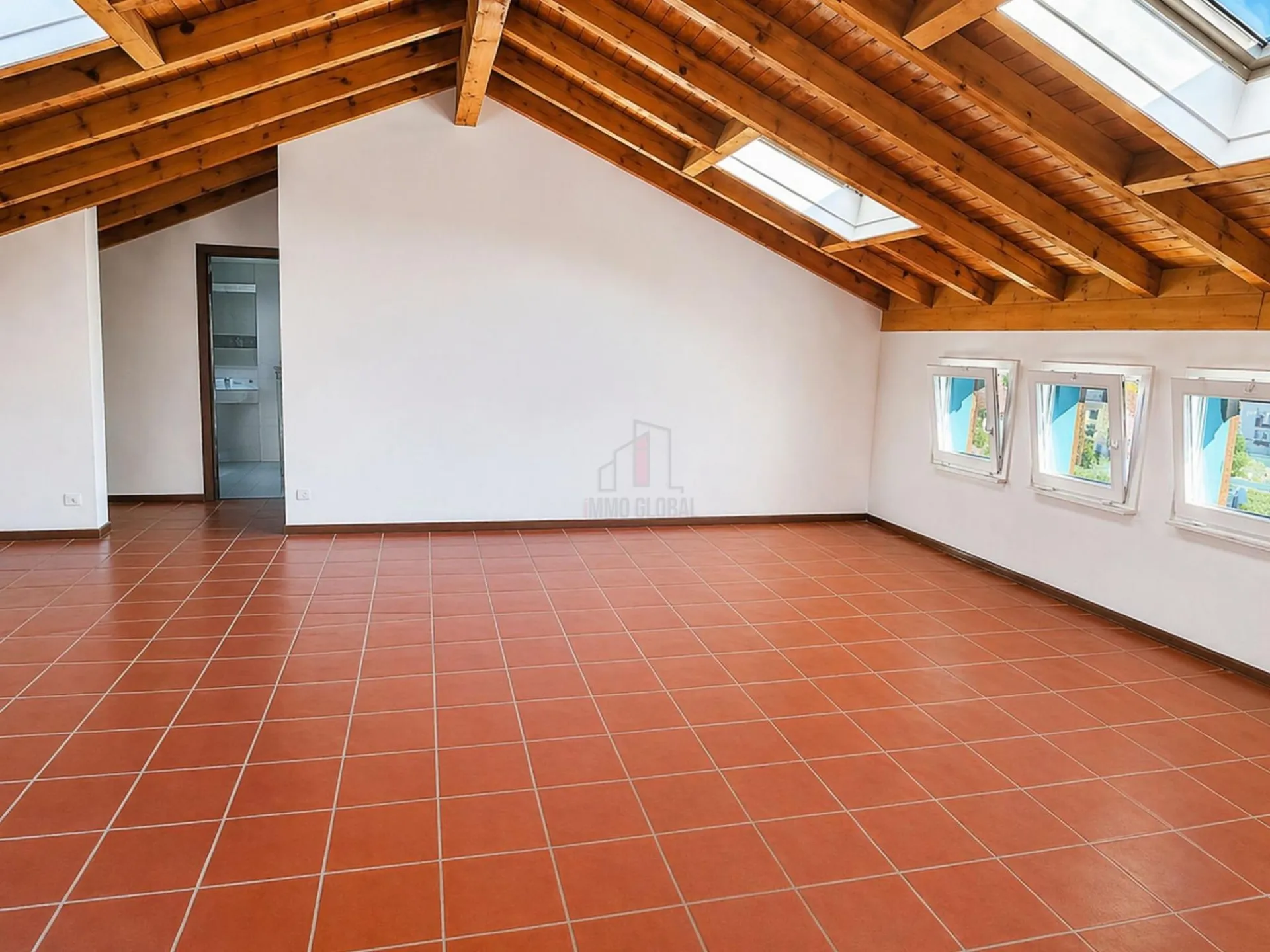 ACCOGLIENTE CON AMPIO SALONE, CAMINO E TRAVI IN LEGNO