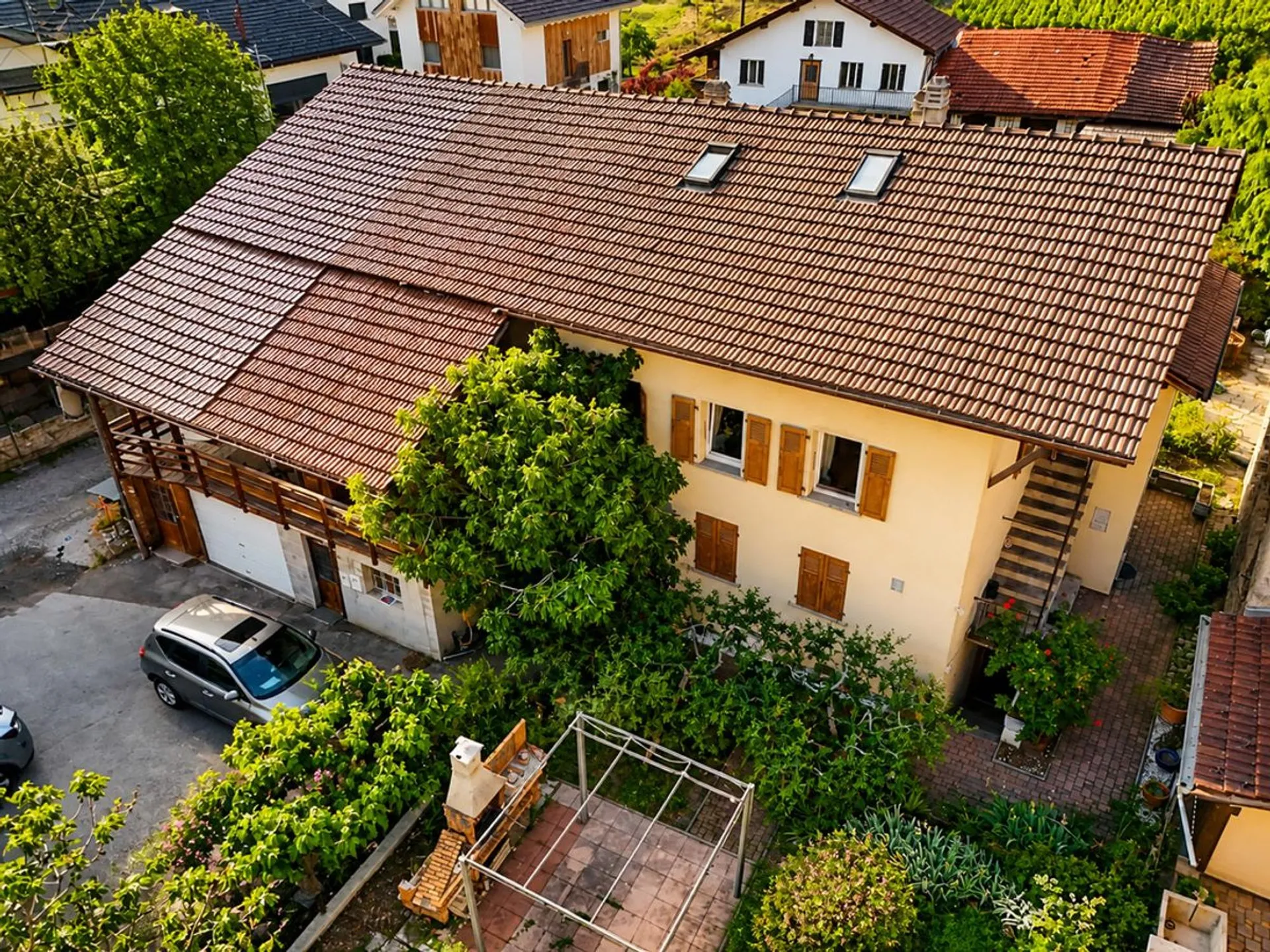 Haus im Dorf mit zwei Wohnungen und Scheune mit großem Potenzial