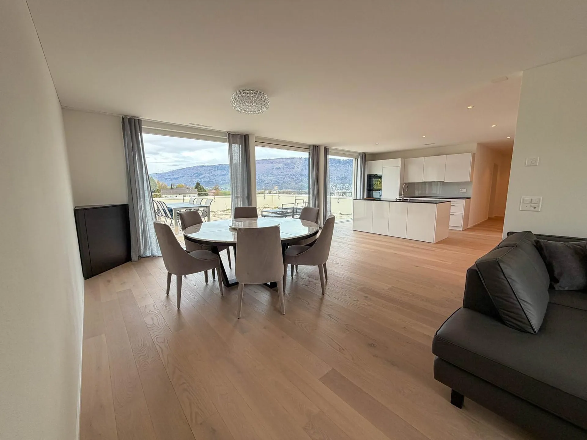 Modern attic apartment with unobstructable view to Lake Biel