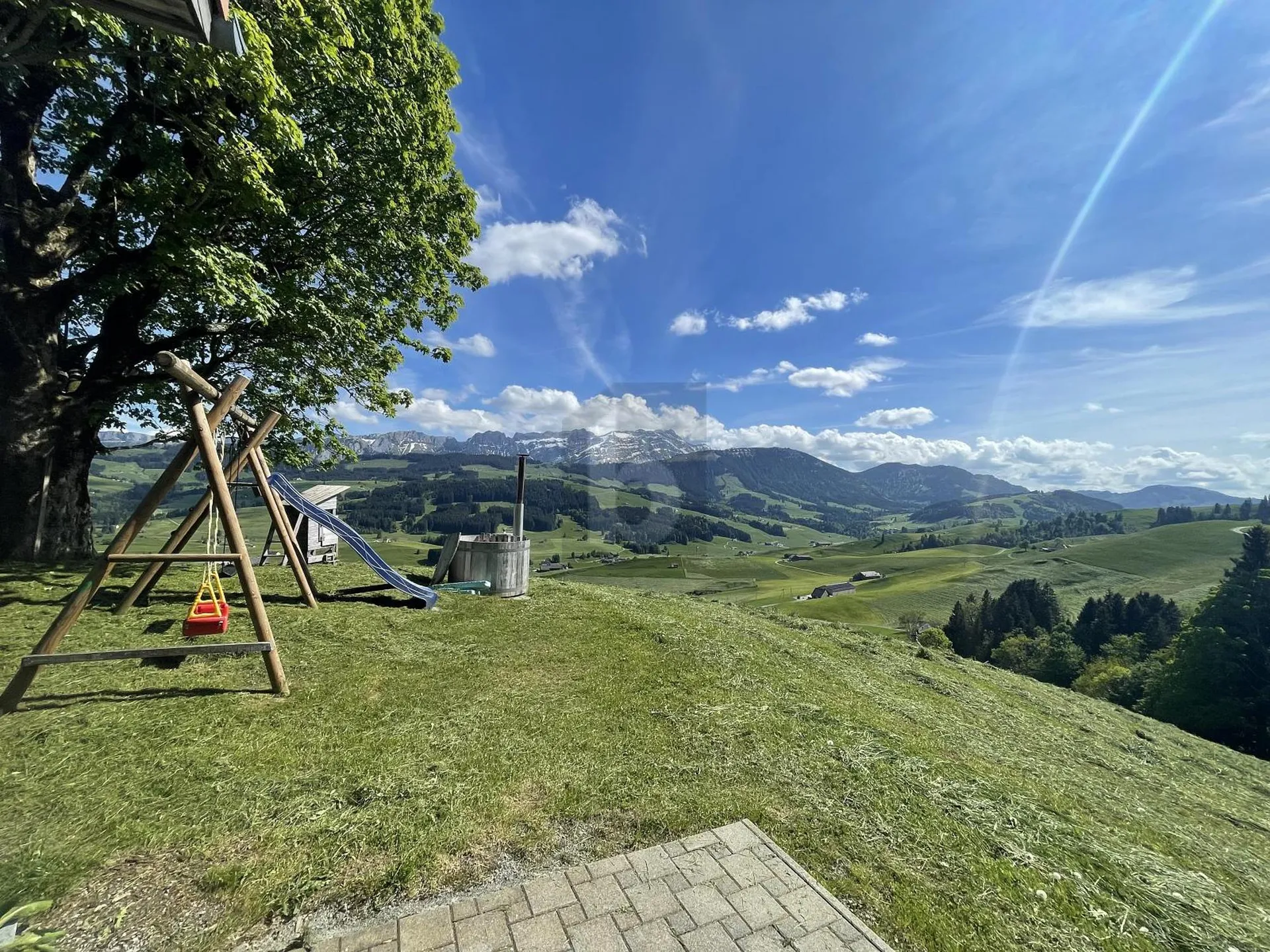 MODERNER TRAUM IN EKSTATISCHER, GRÜNER NATUR