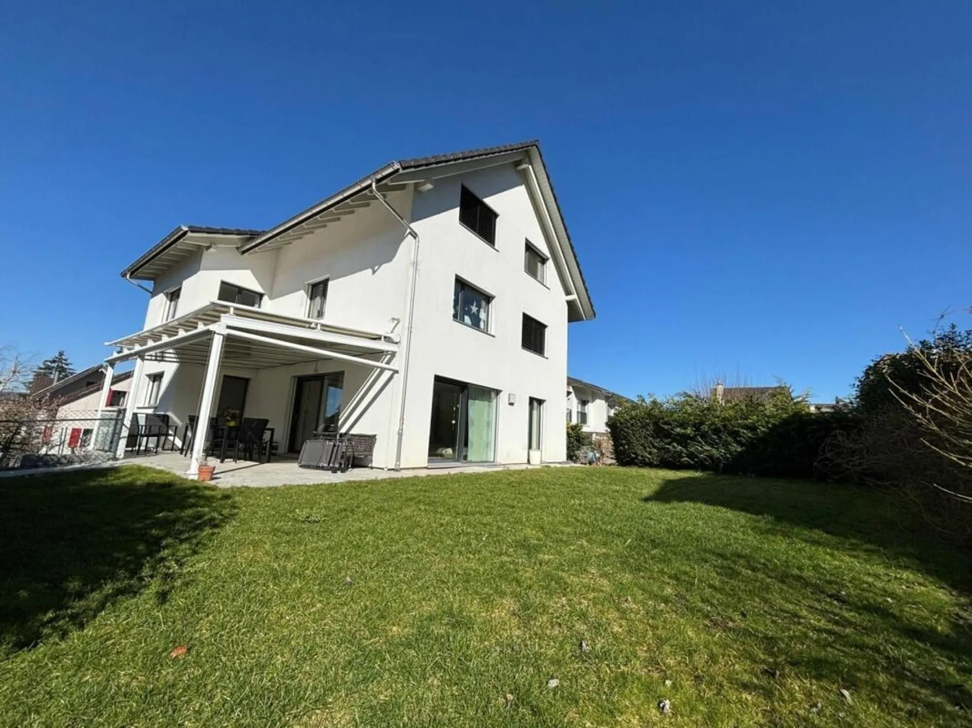 7.5-Zimmer-Einfamilienhaus (HESS-Holzhaus) mit grossem Garten, gedecktem Sitzplatz und Garage