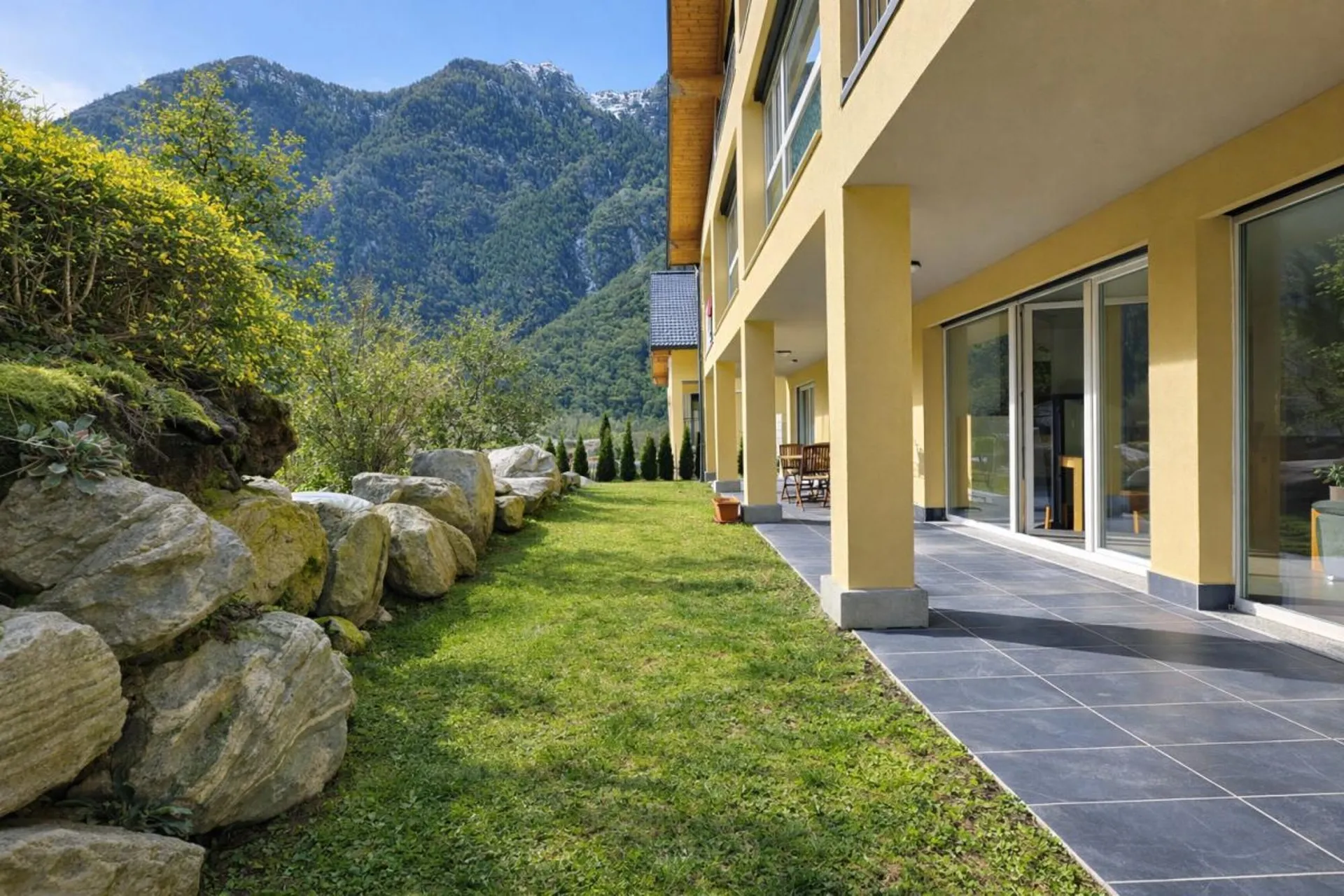 MODERNE 3.5-ZIMMER-WOHNUNG MIT CA. 45 m² PRIVATGARTEN – LOSTALLO (SORTE)