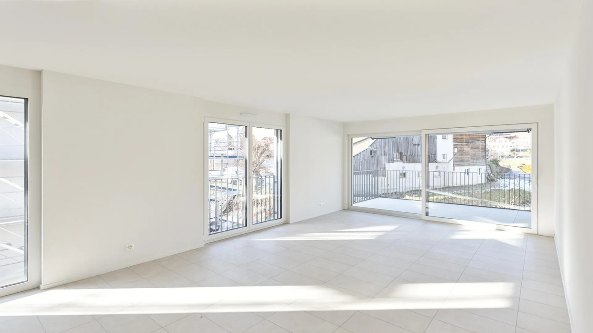Grand 3.5 neuf traversant, avec grand séjour et balcon couvert