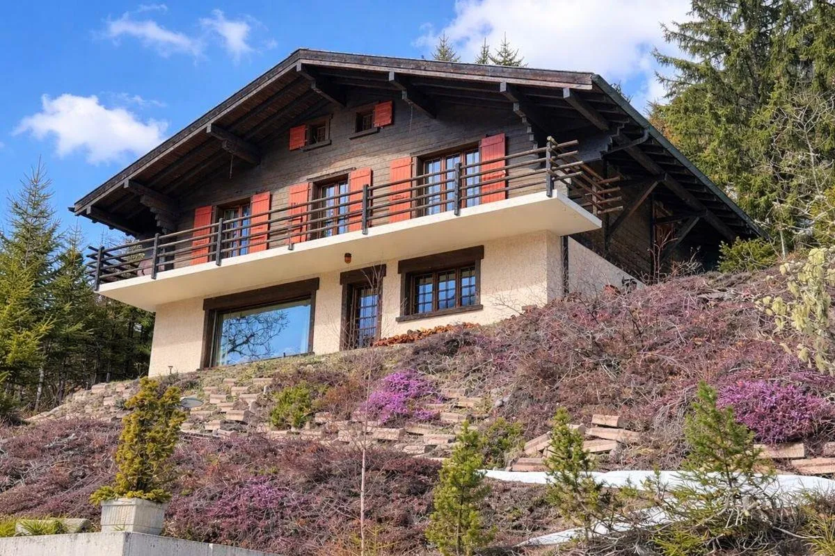 CHALET ALPIN AVEC BELLE VUE SUR LES MONTAGNES