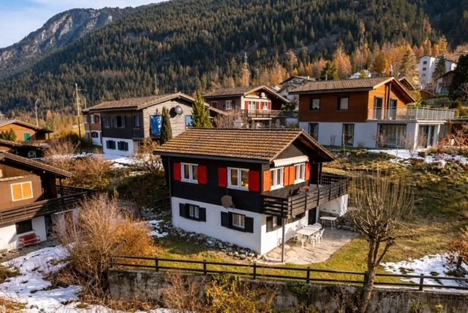 Chalet in vendita a Cunter (Savognin) con 2 appartamenti.