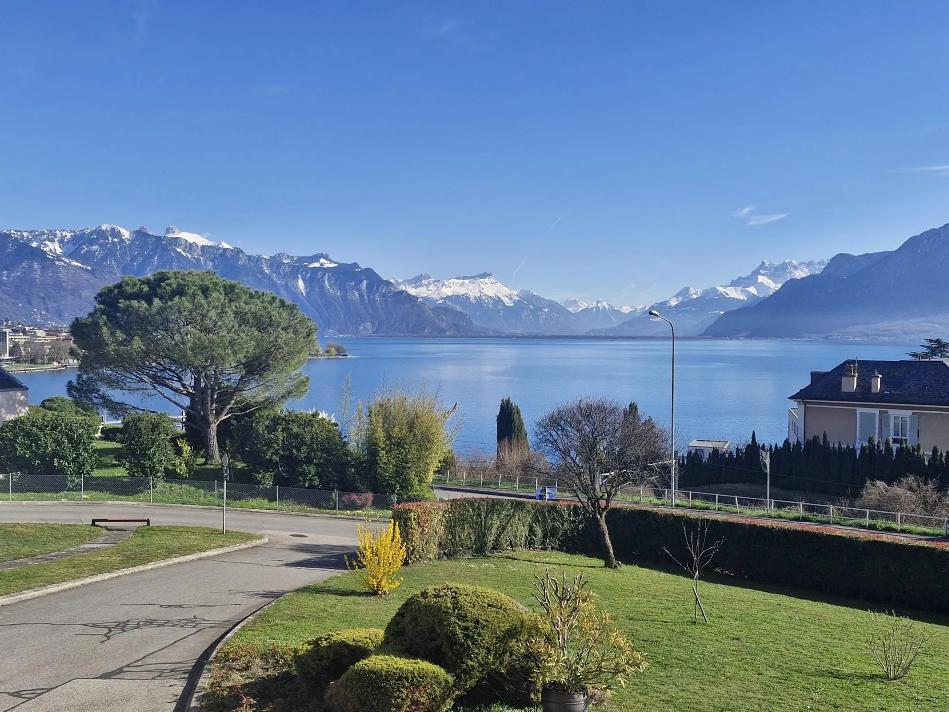 Spacieux appartement de 4,5 pièces d'env. 145 m2 avec vue sur le lac et les montagnes