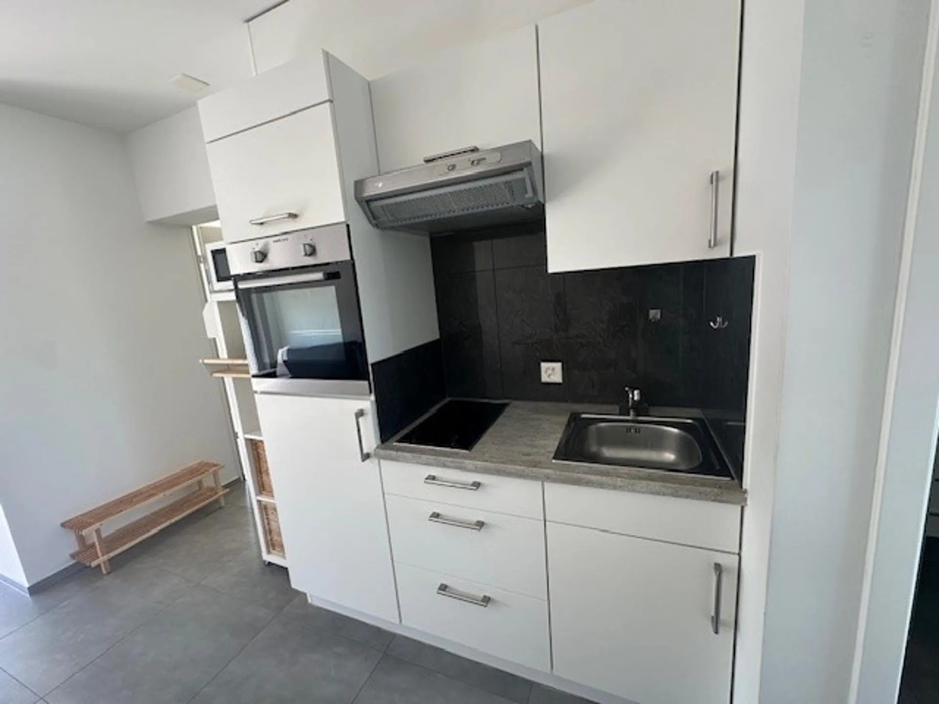Moderne 1-Zimmer-Dachwohnung mit Balkon und Aussicht in Basel