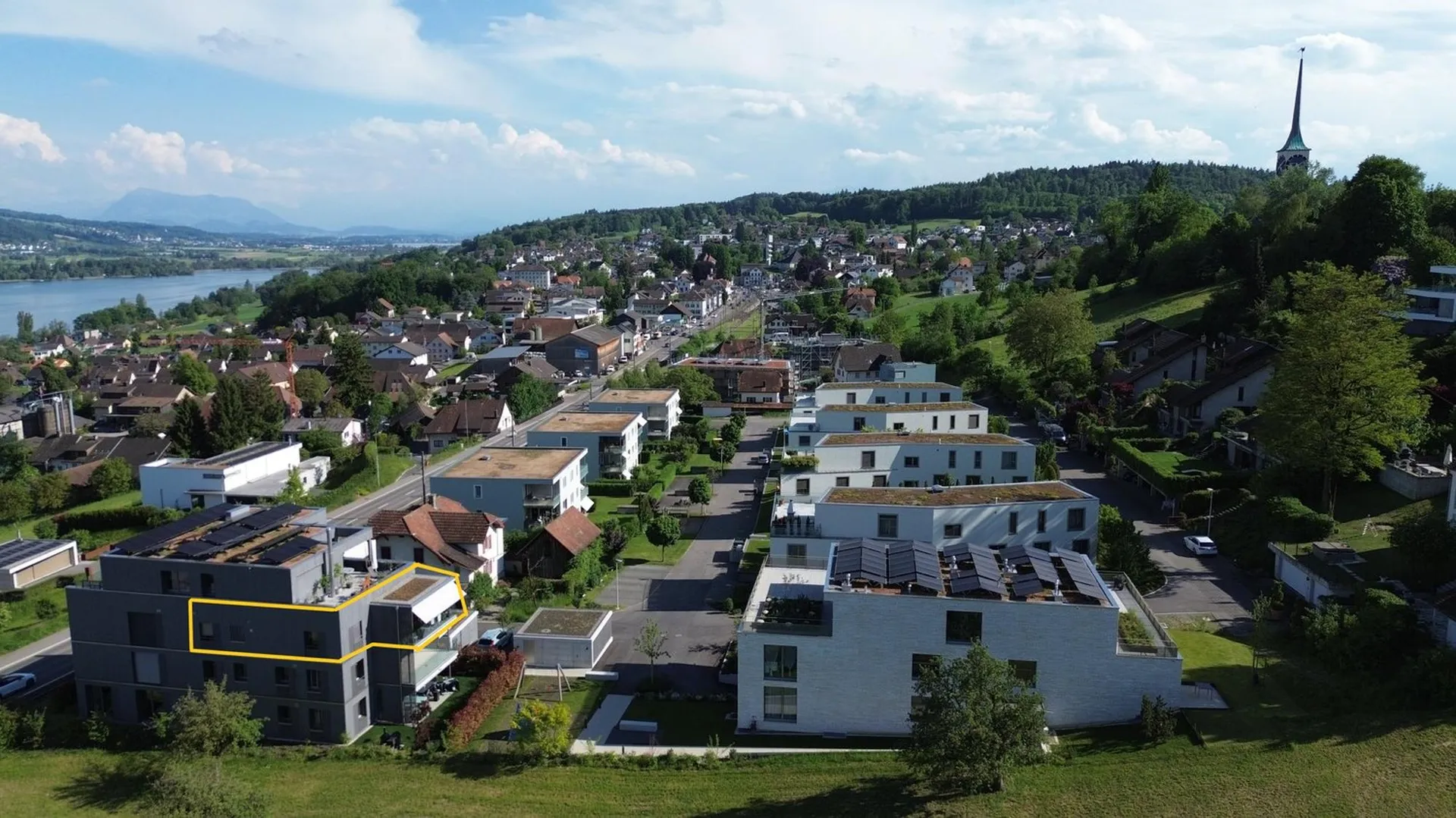 Neuwertige 4.5-Zimmer-Wohnung mit grossem Balkon (Berg- und Seesicht) und 2 Tiefgaragenparkplätze.