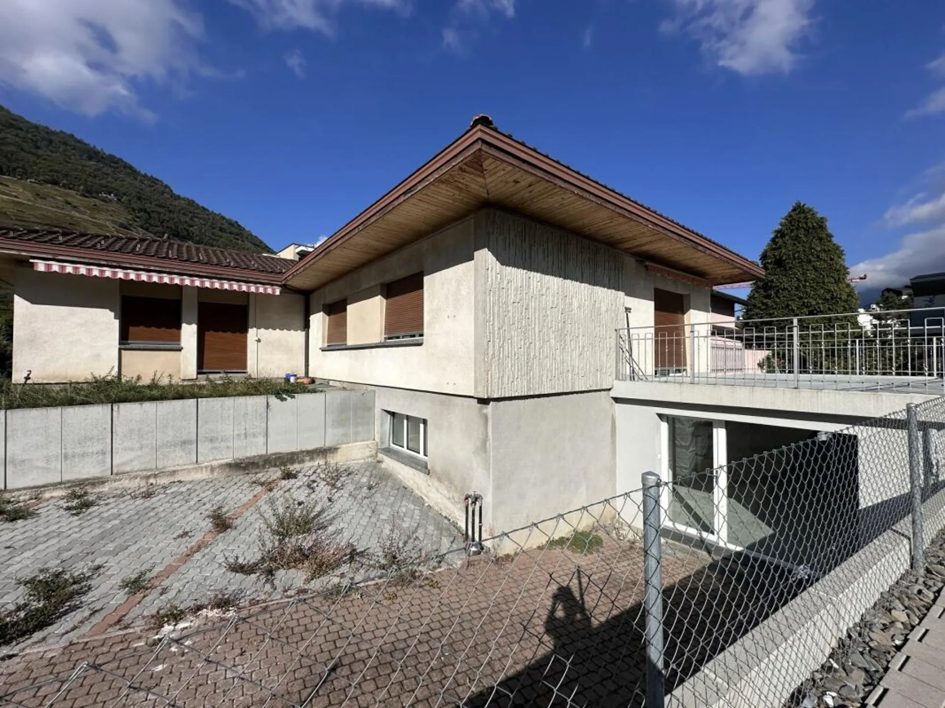 Casa unifamiliare con possibilità di attività indipendente e grande terrazza