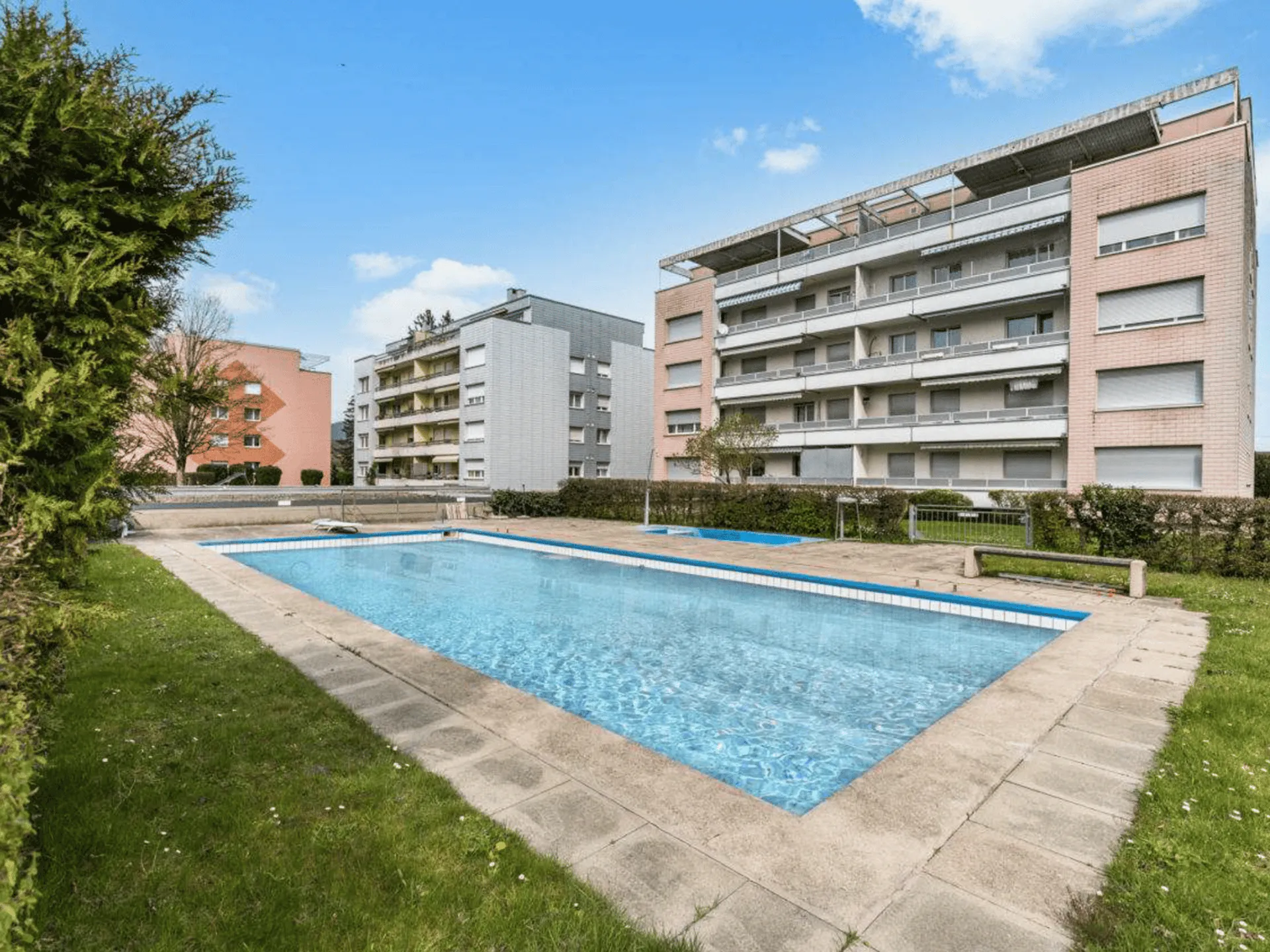 EINZIGARTIGE LAGE MIT POOL & AAREZUGANG