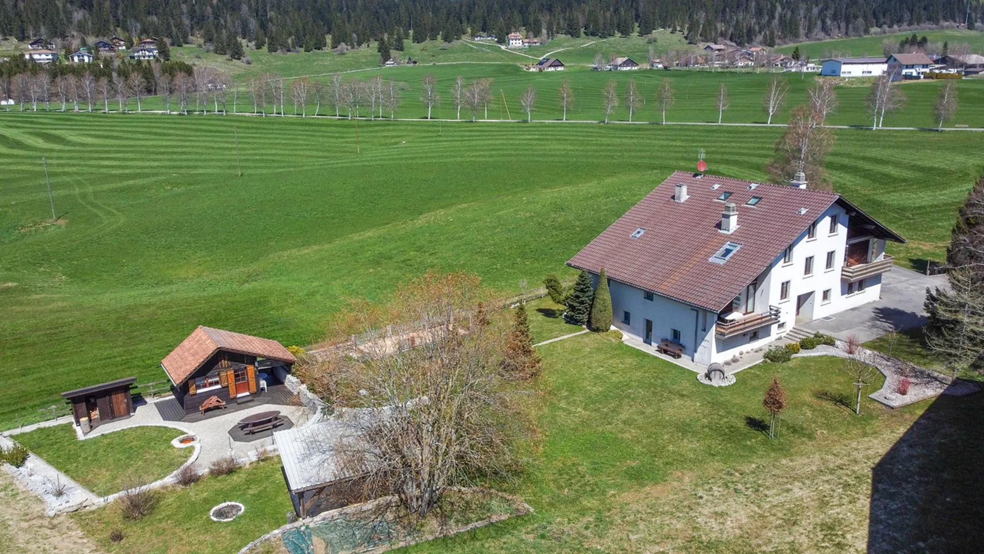 Magnifique duplex de 188 m2 avec cachet, grand jardin, garage et annexes
