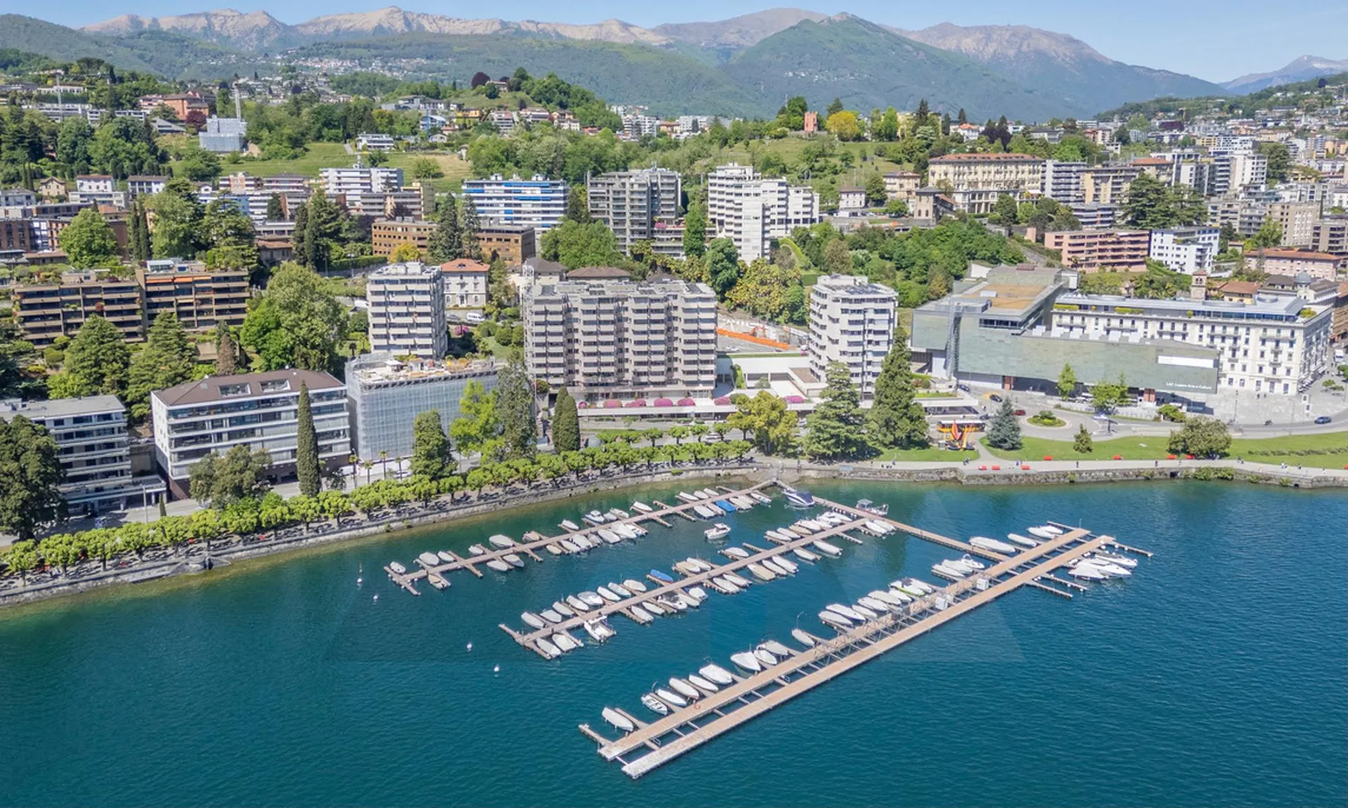 RESIDENZA FRONTE LAGO CON GIARDINO PRIVATO NEL CENTRO DI LUGANO