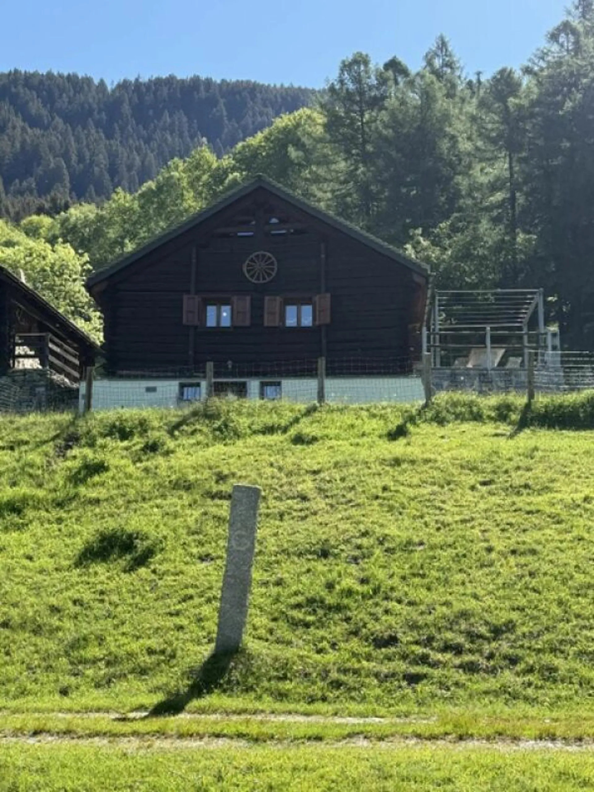 Vendiamo in luogo idilliaco bel rustico in legno e pietra