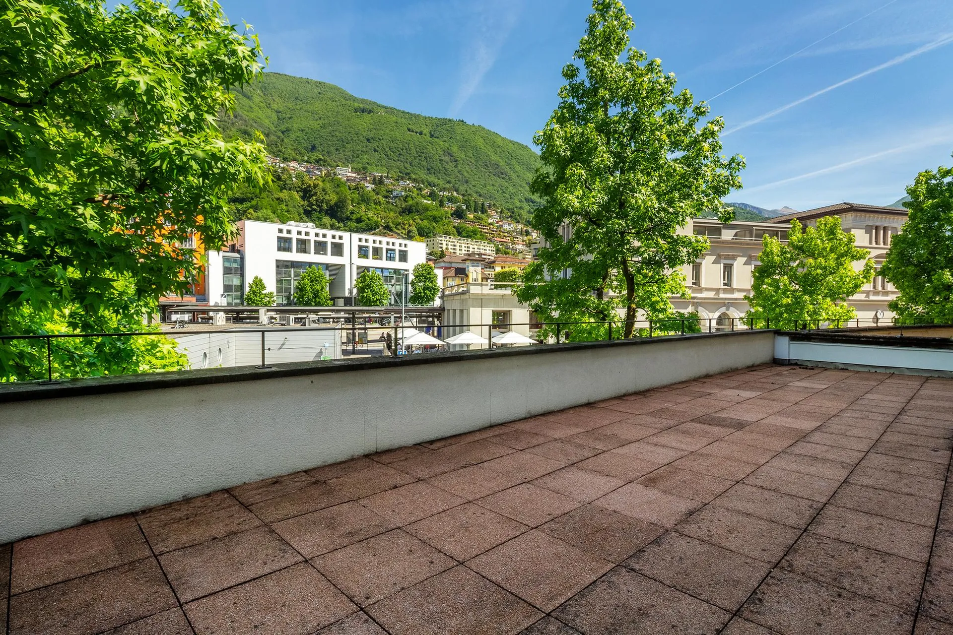 Appartamento con ampia terrazza in posizione strategica tra lago e ...