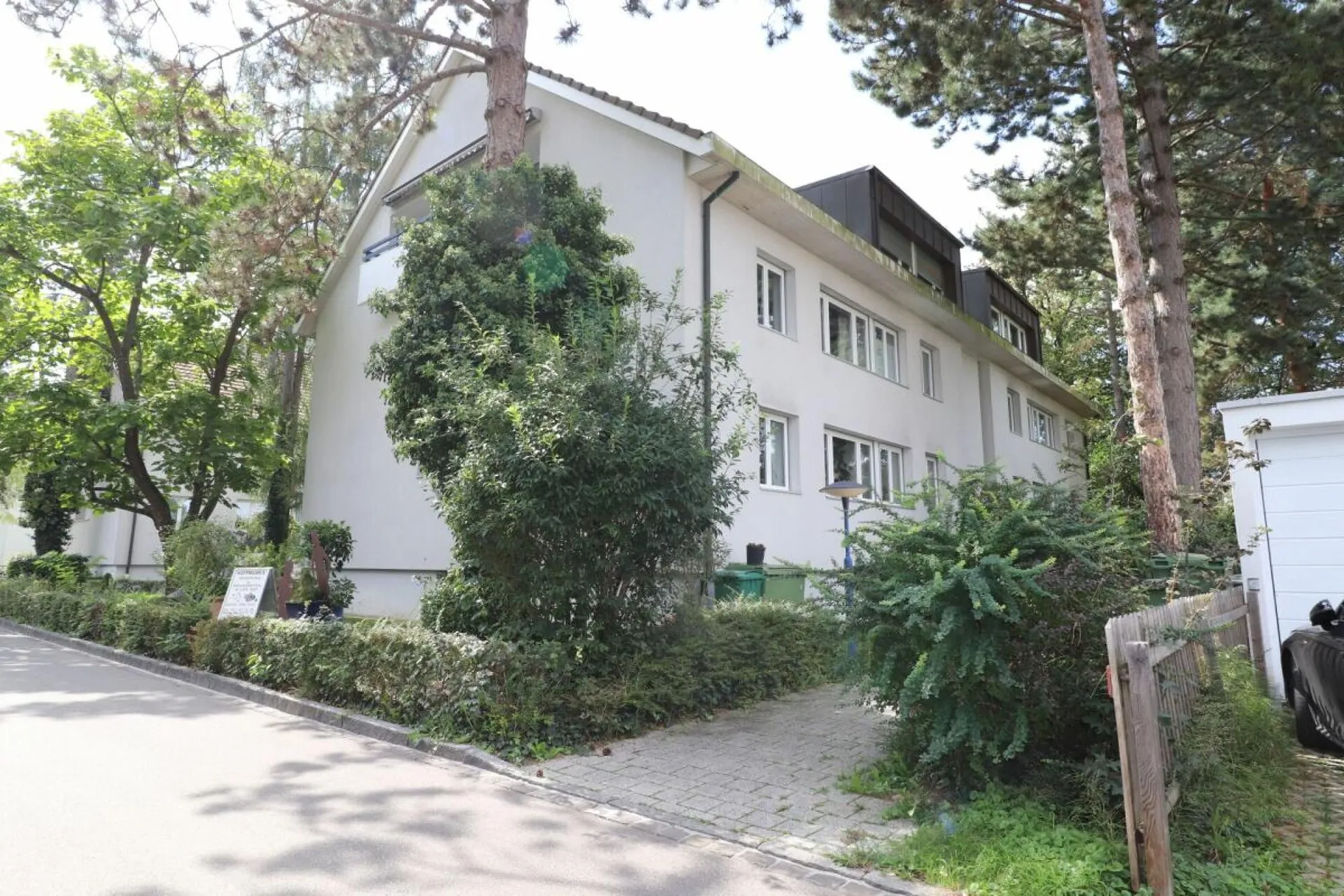 Wohnen in Riehen - grosszügige 3 1/2- Zimmerwohnung mit Mansardenzimmer in ruhiger Quartierstrasse