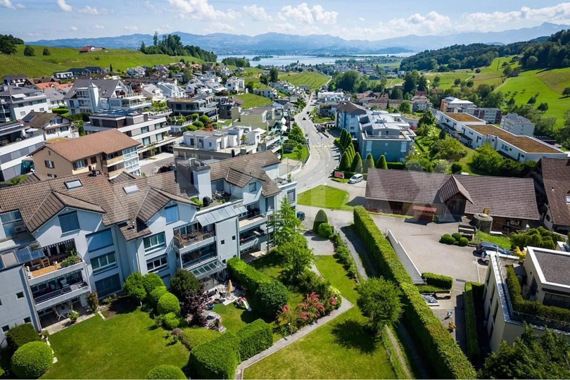 Modernes Wohnen eingebettet in die Natur / Frisch renovierte 4.5 Zimmerwohnung im EG / Im Baurecht