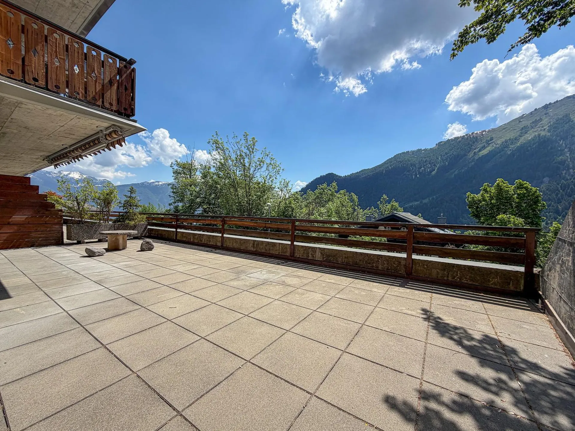 Appartement 2.5 pièces rénové avec grande terrasse sud et ouest à Ovronnaz/VS