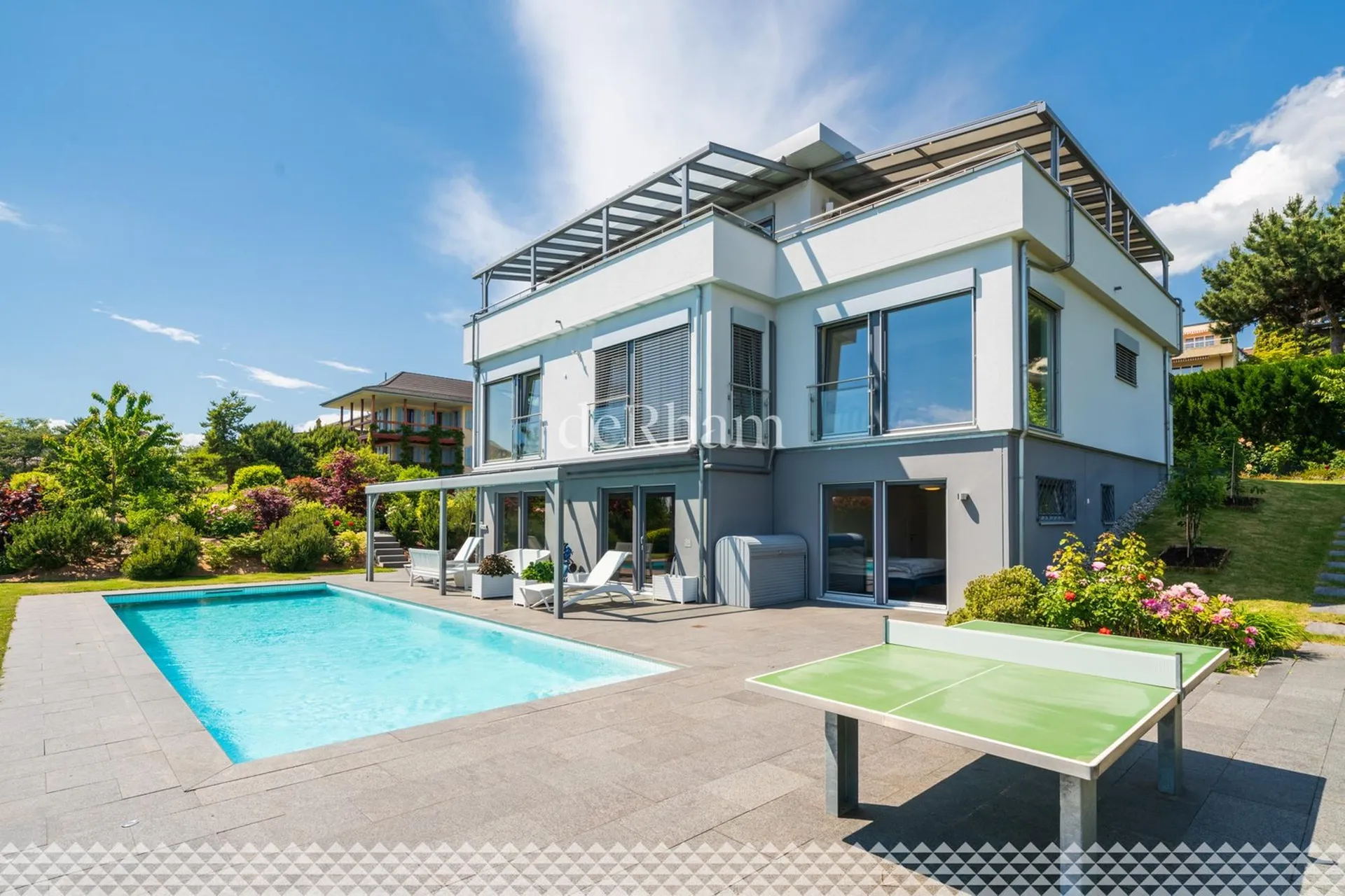 Villa contemporaine de standing avec piscine et vue lac!