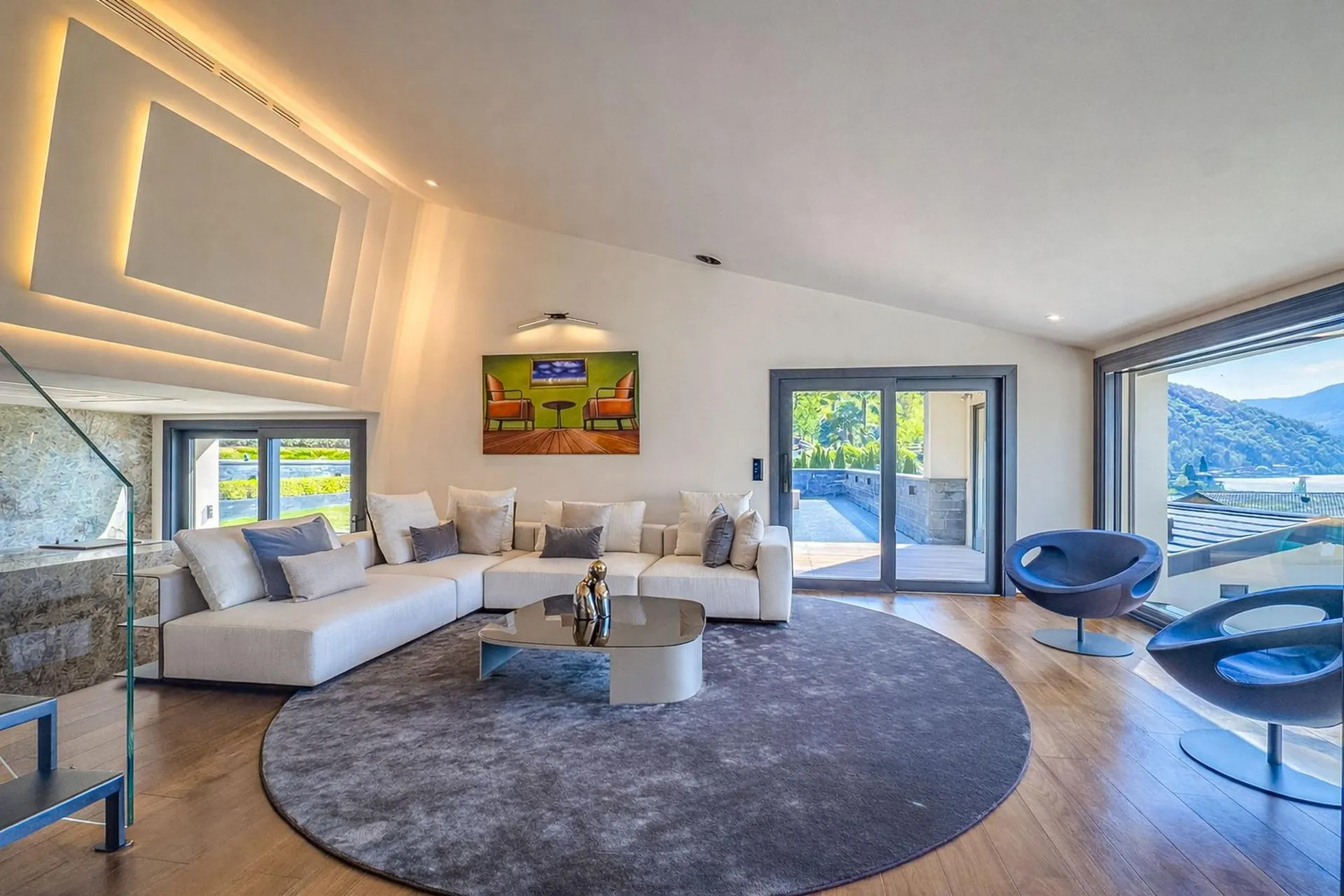 Prächtige Luxusvilla mit Seeblick, Pool und Anlegestelle