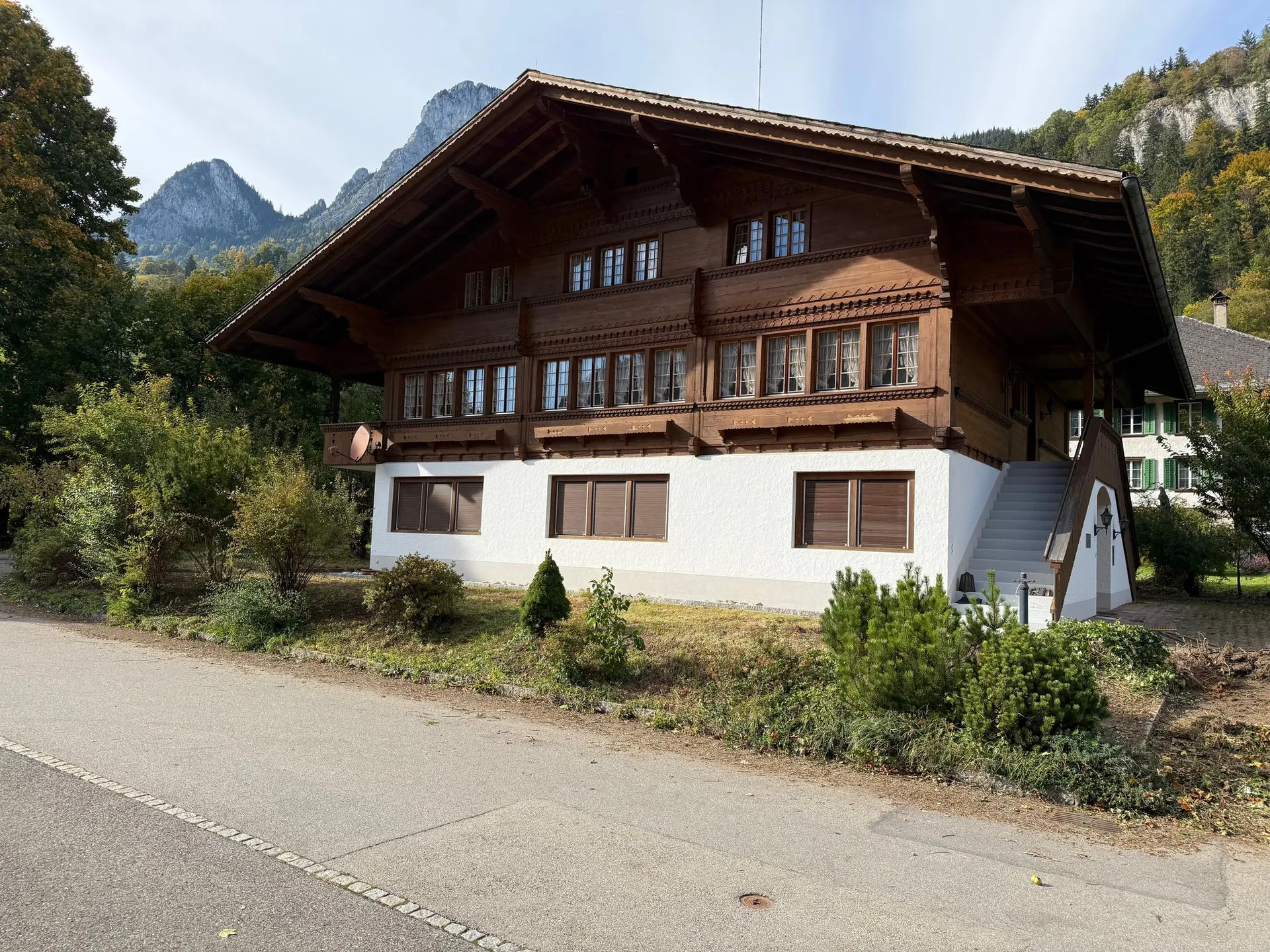 Attraktives Wohnhaus mit Praxisräumen im EG